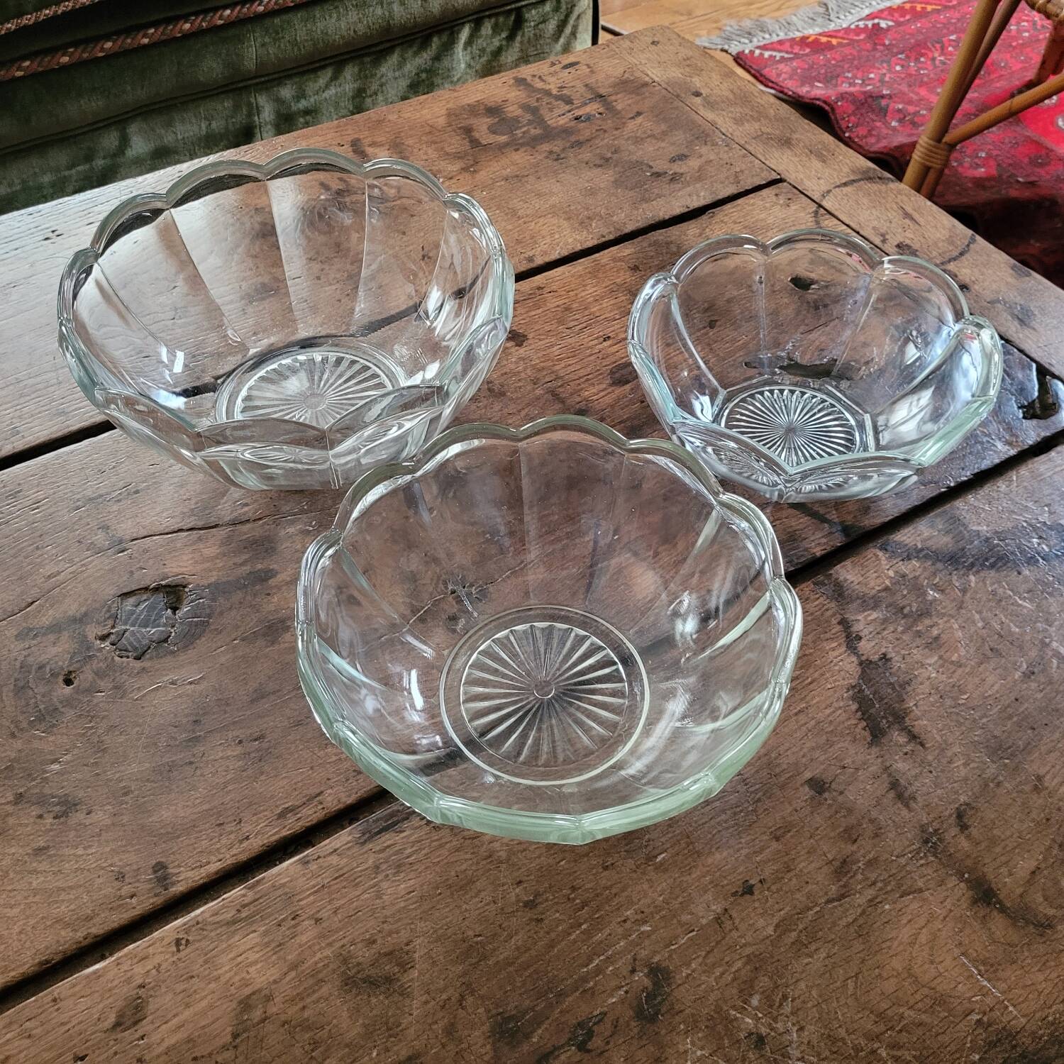 Trio of molded glass salad bowls – floral shape Ø 18/20/23 cm
