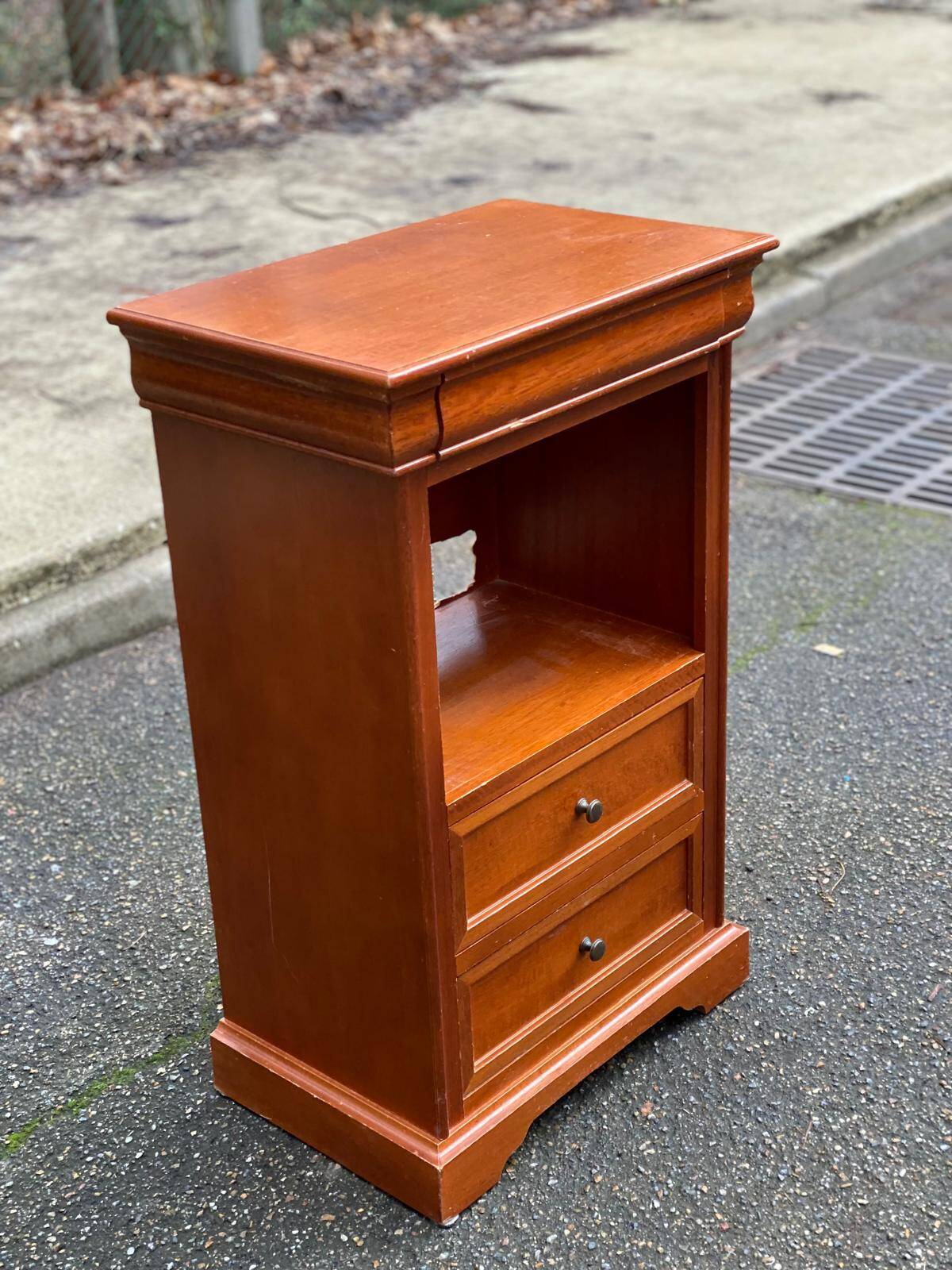 Louis Philippe chest of drawers in solid wood with 3 drawers.