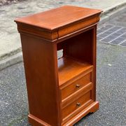 Louis Philippe chest of drawers in solid wood with 3 drawers.