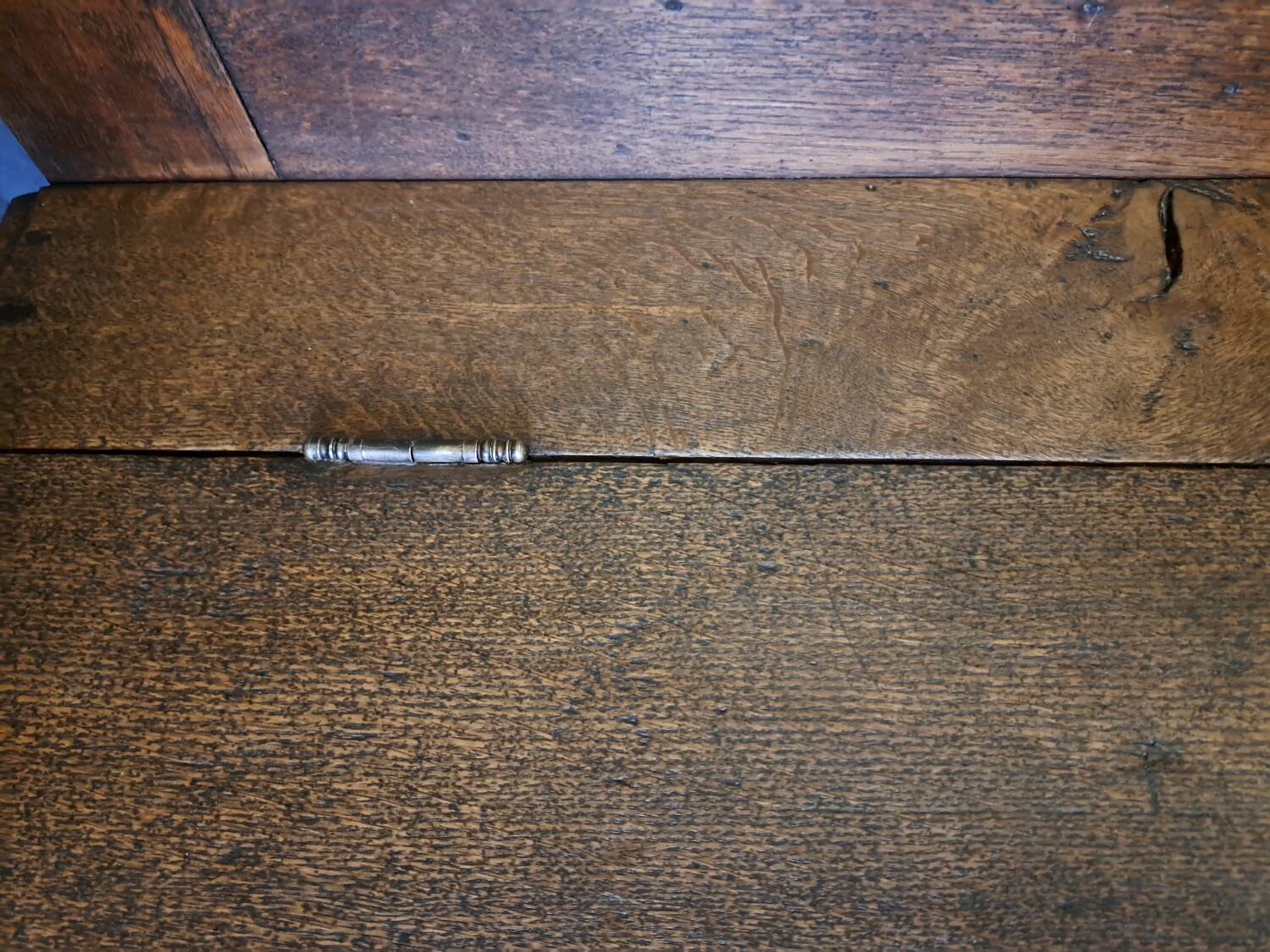 Fauteuil coffre néogothique en chêne