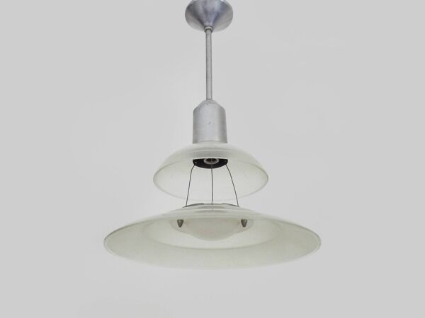 Lustre, Suspension Space Age Soucoupe Volante style Holophane industriel en verre. Années 70