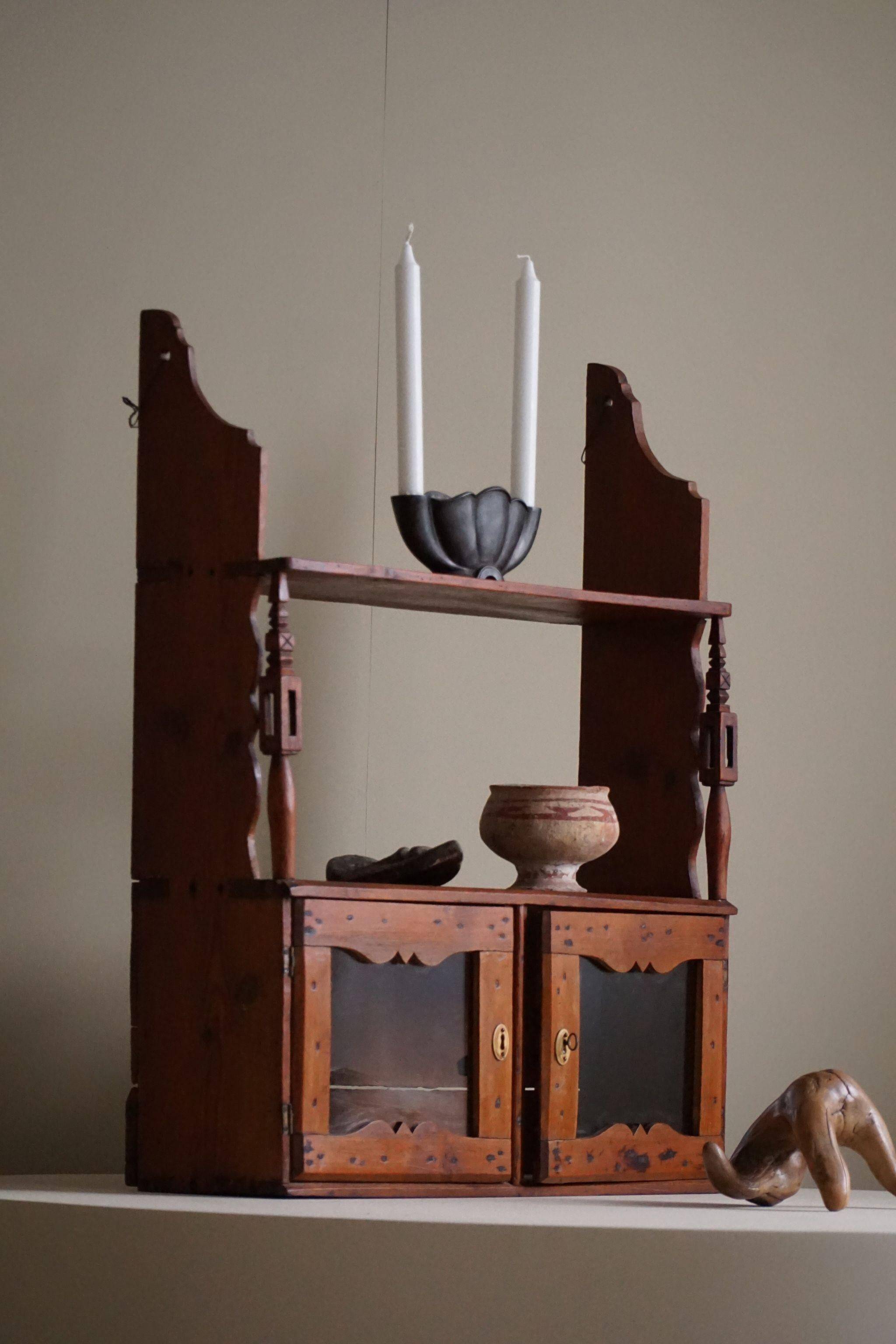 Primitive wall shelf in pine, by a Swedish upholsterer, late 19th century.