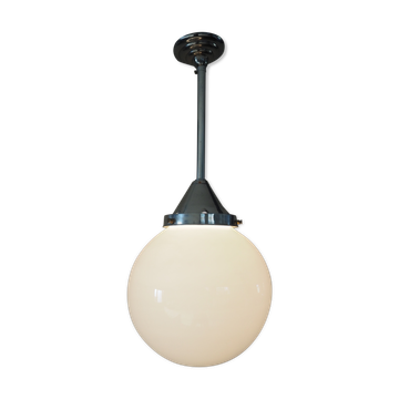 Suspension art déco globe en opaline blanche et tige en aluminium