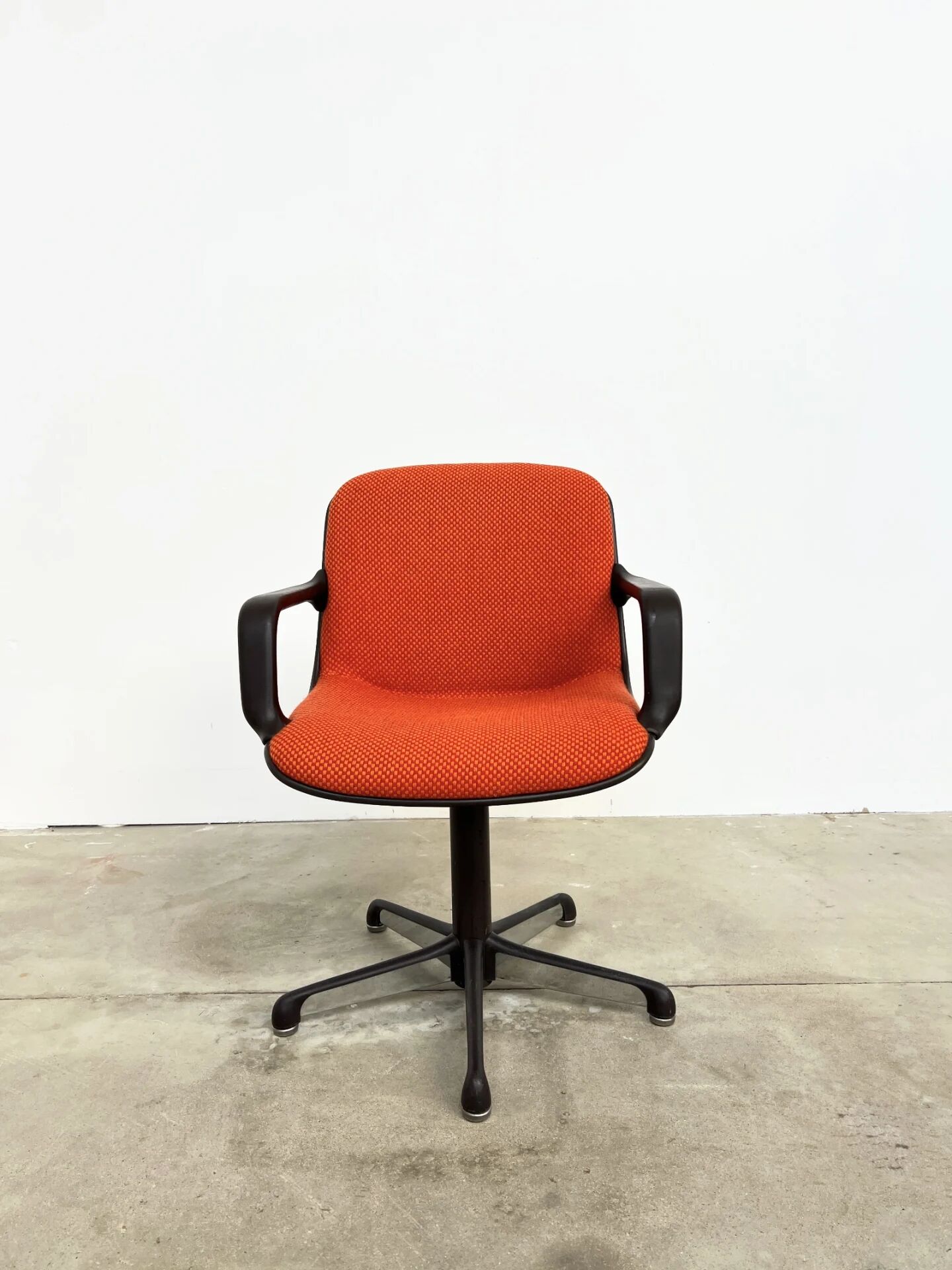 Fauteuil visiteur Charles Pollock pour Comforto — lainage orange, années 70