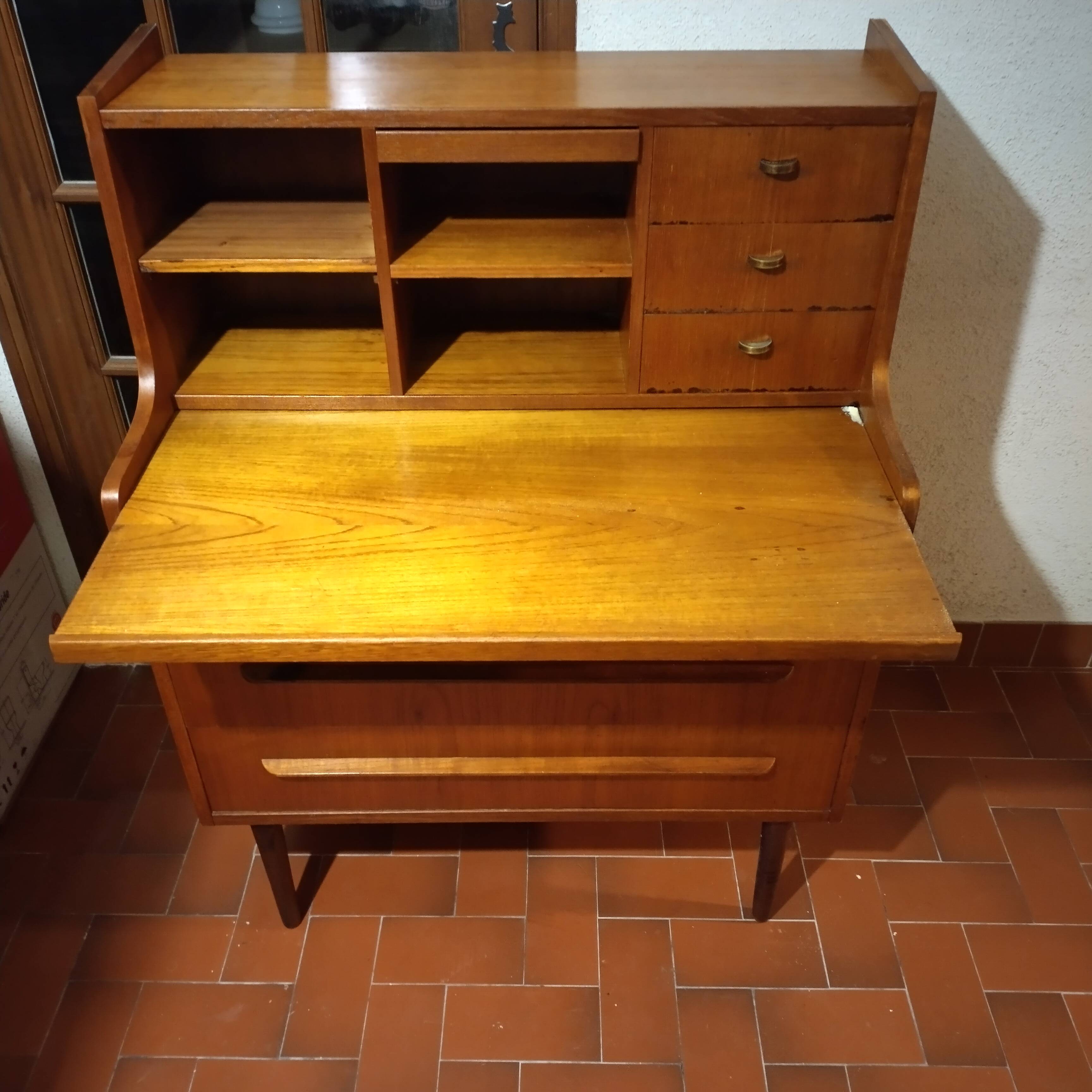 Scandinavian secretary