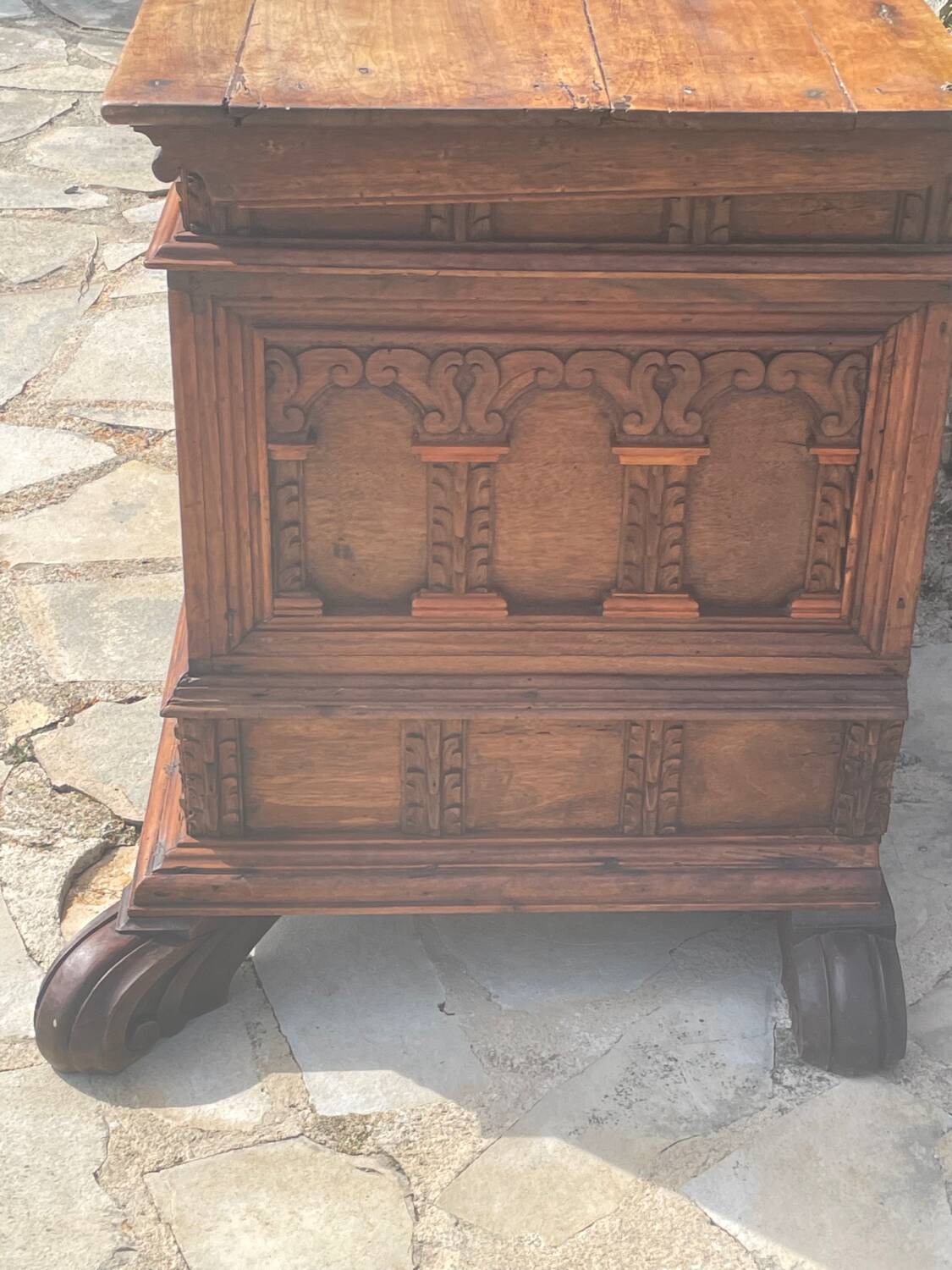 Magnificent Cassone chest in Walnut from the 17th century