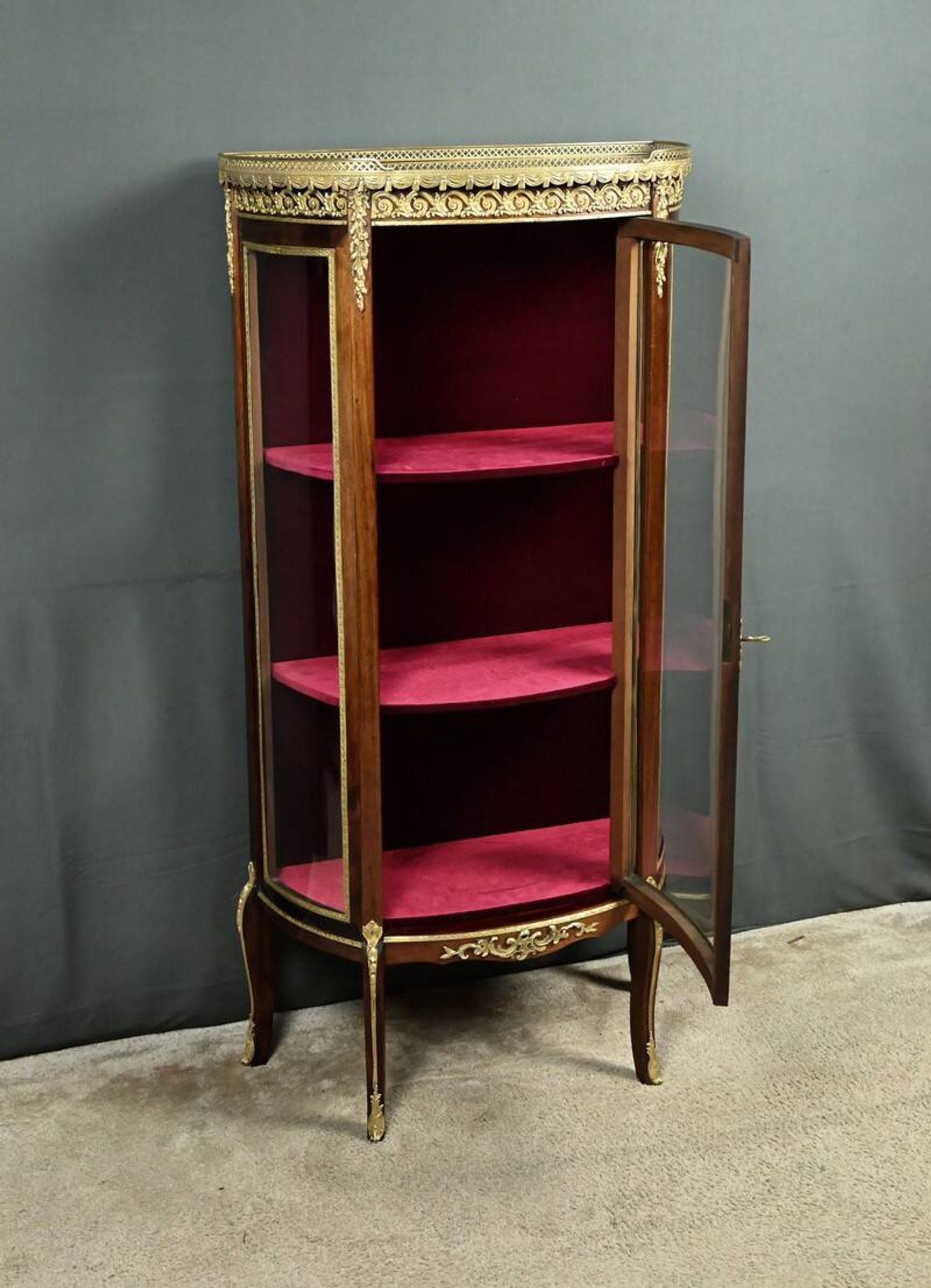 Small mahogany display cabinet, Louis XV to Louis XVI transition style – early 20th century.