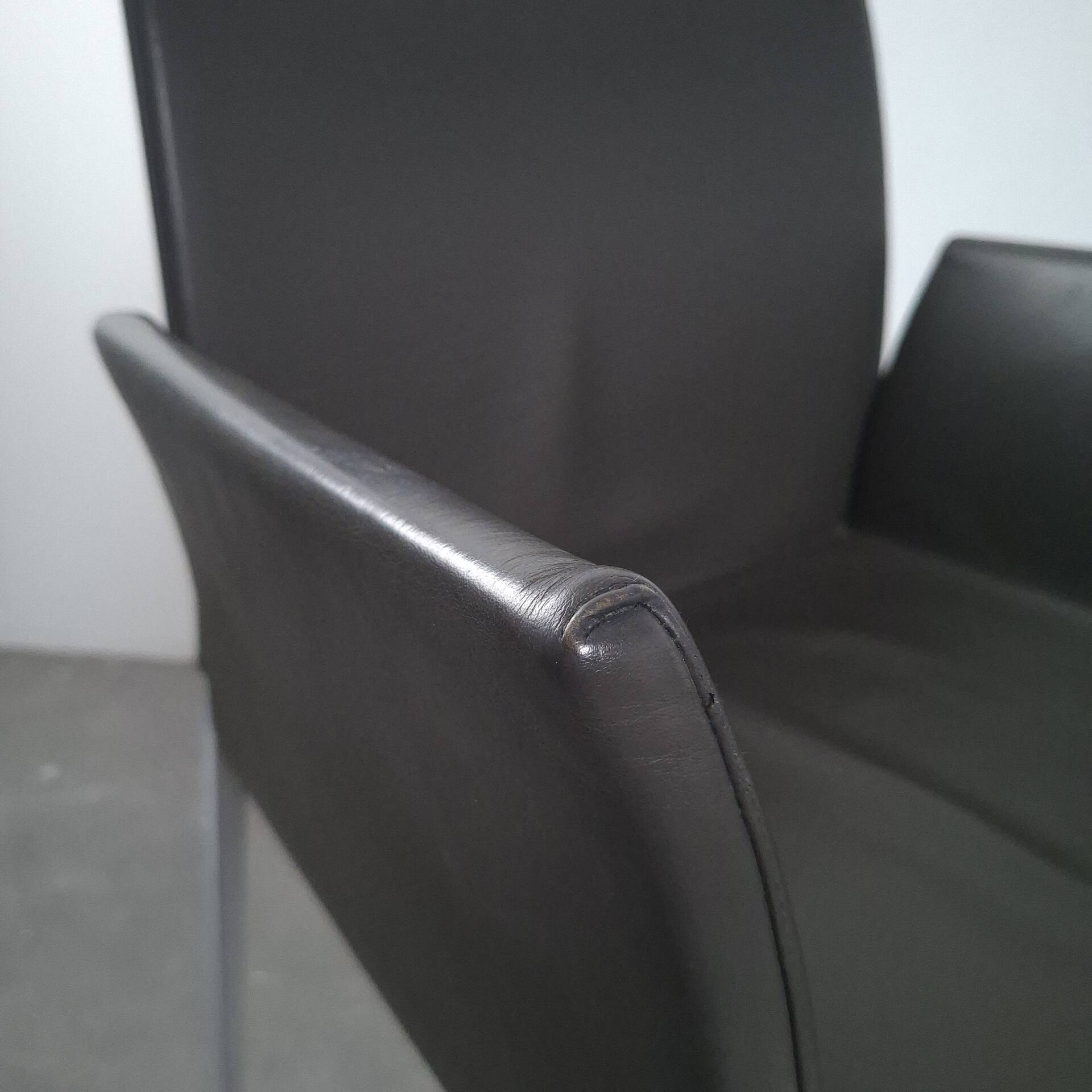2 chaises à accoudoir Zanotta modèle Lia design de Roberto Barbieri