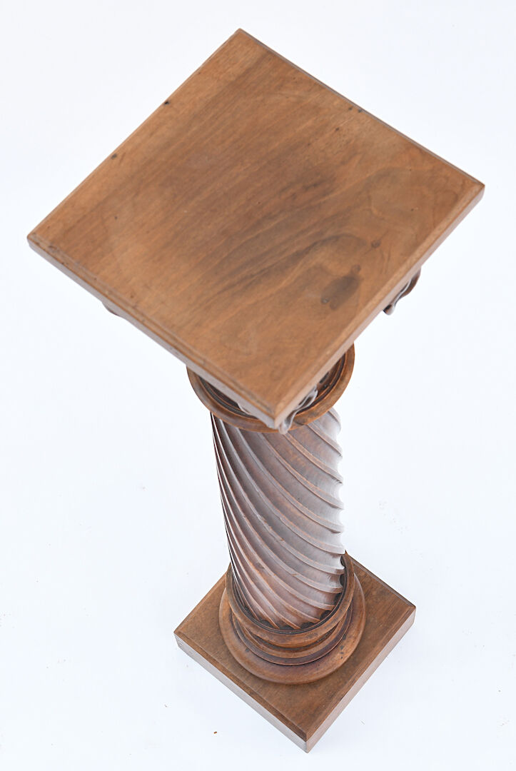 Colonne en bois sculpté