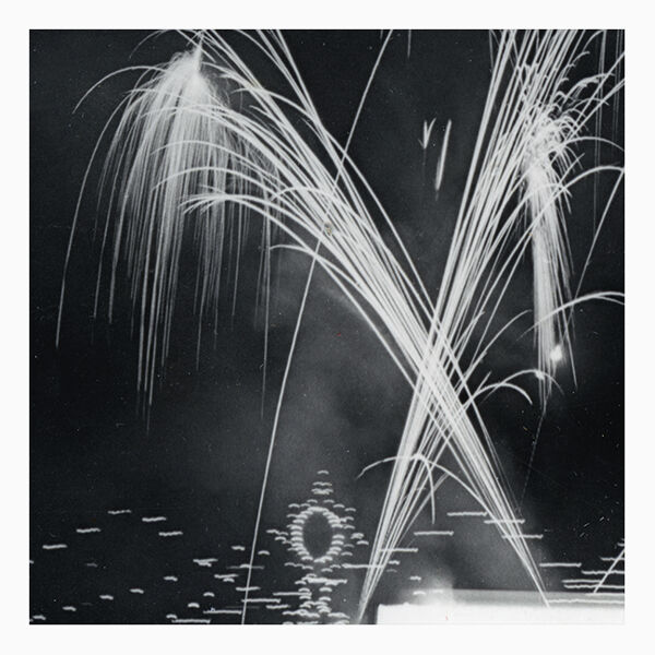 Photographie nocturne d'un feu d'artifice de gala