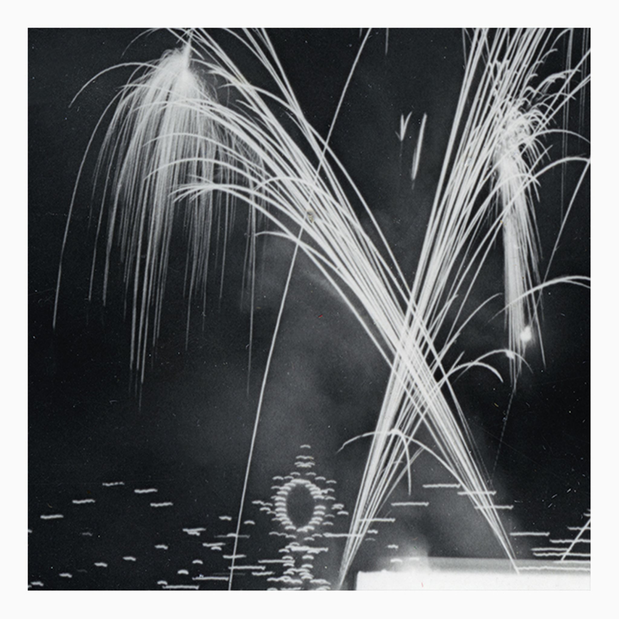Photographie nocturne d'un feu d'artifice de gala