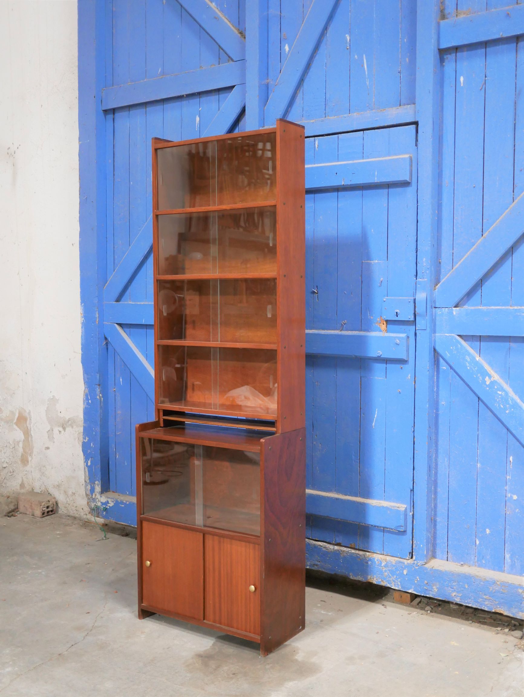 Vintage showcase library