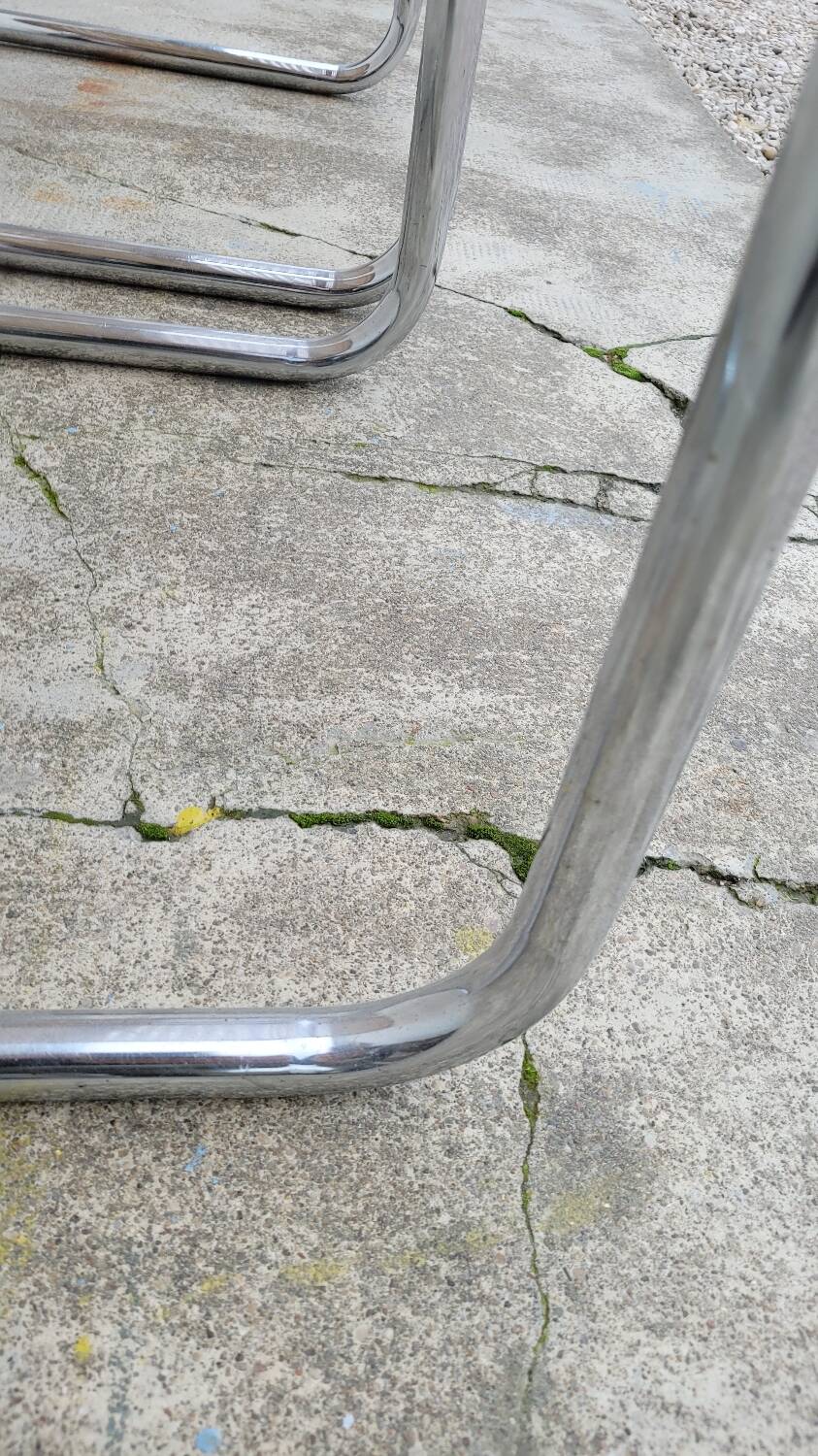 Paire de chaises Marcel Breuer modèle B32 signé Italy.