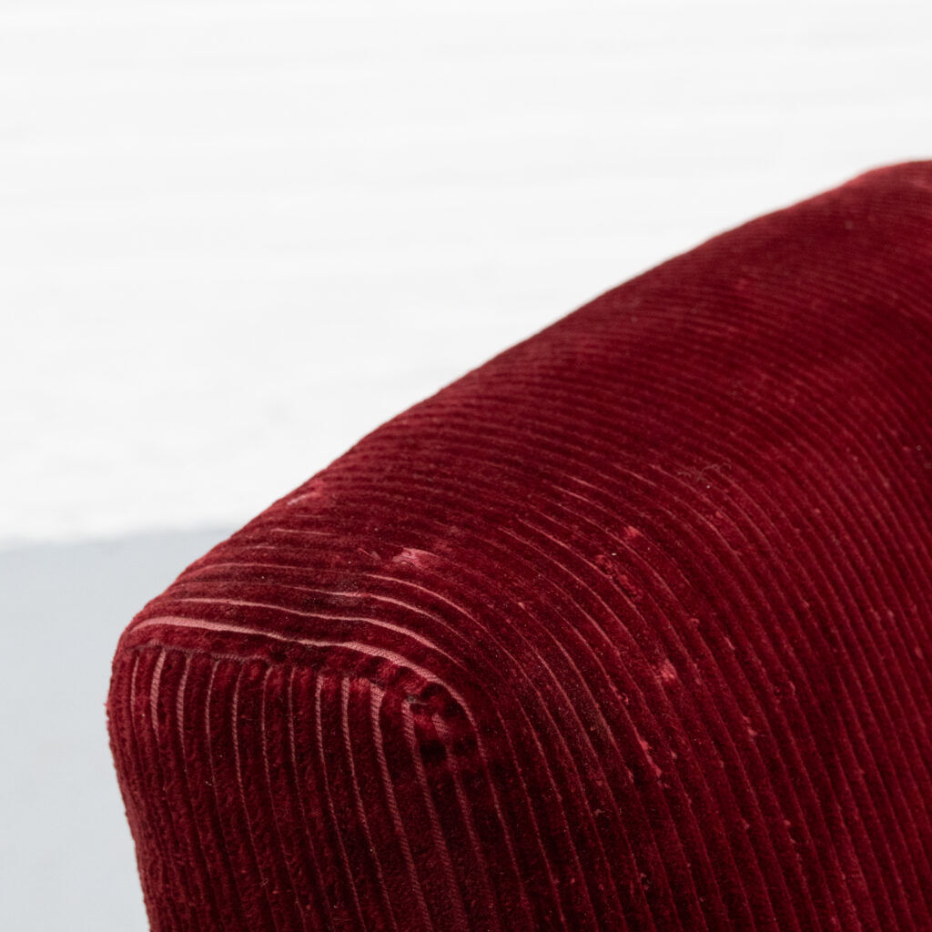 Fauteuil crapaud en velours côtelé rouge des années 1960