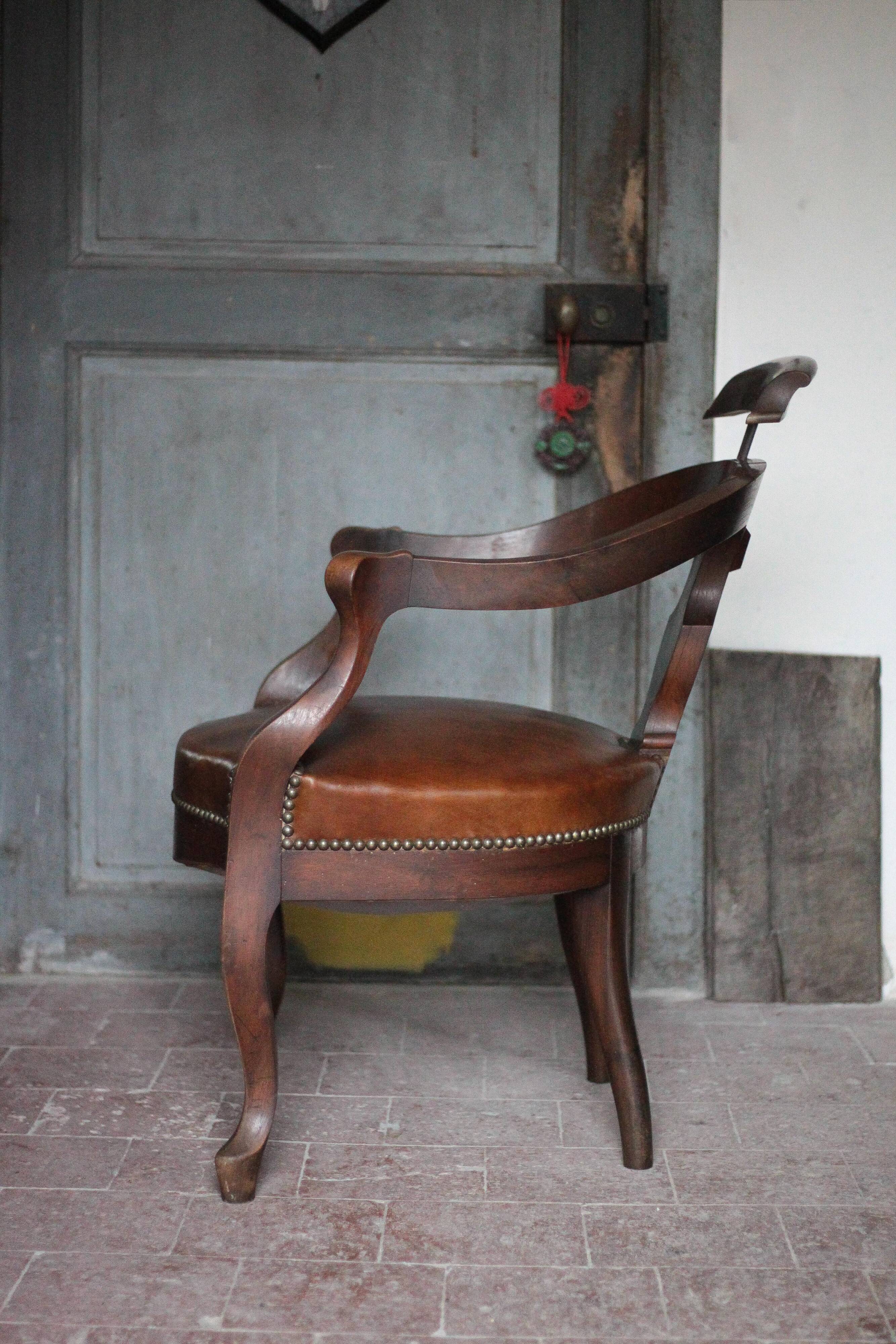 Barber chair in wood and leather with adjustable headrest, office chair.