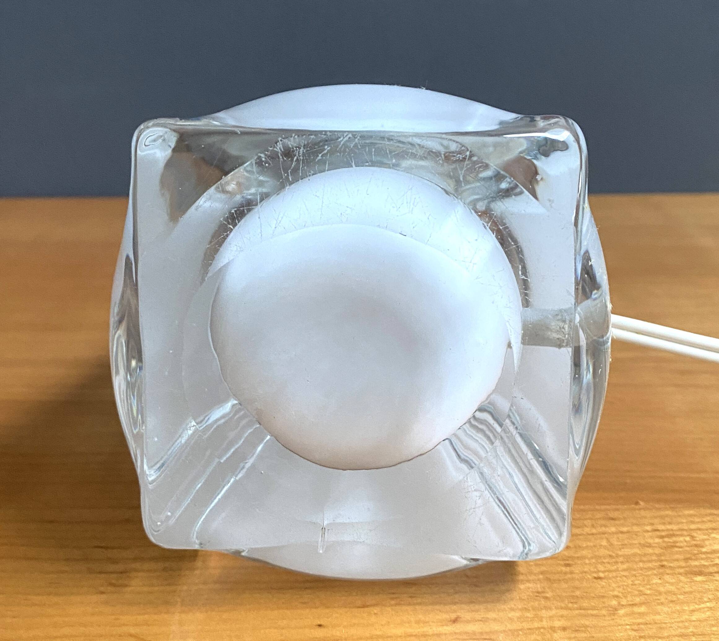 Lampe de table en verre blanc, années 60