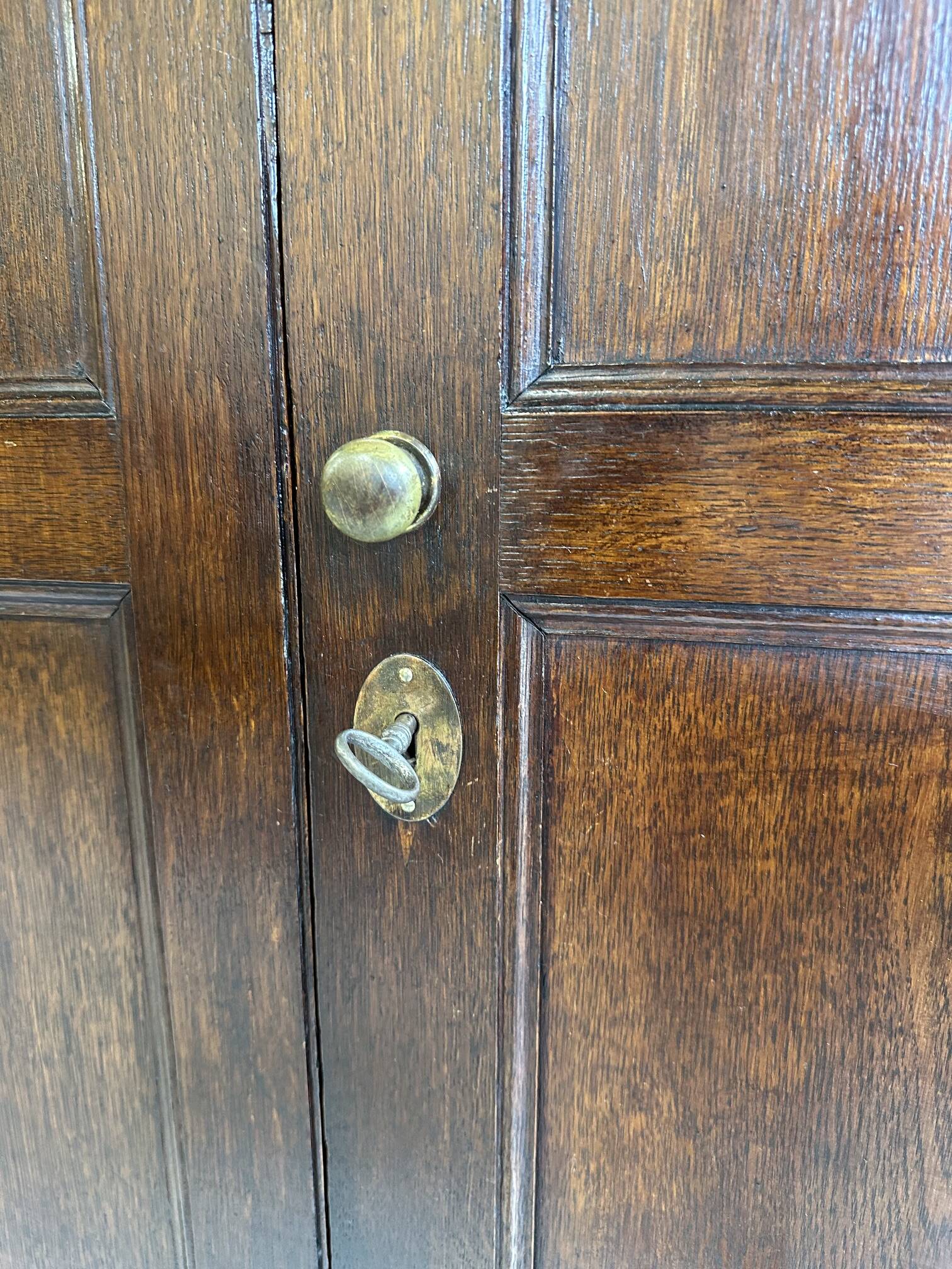 Beautiful 18th-century Welsh oak cabinet