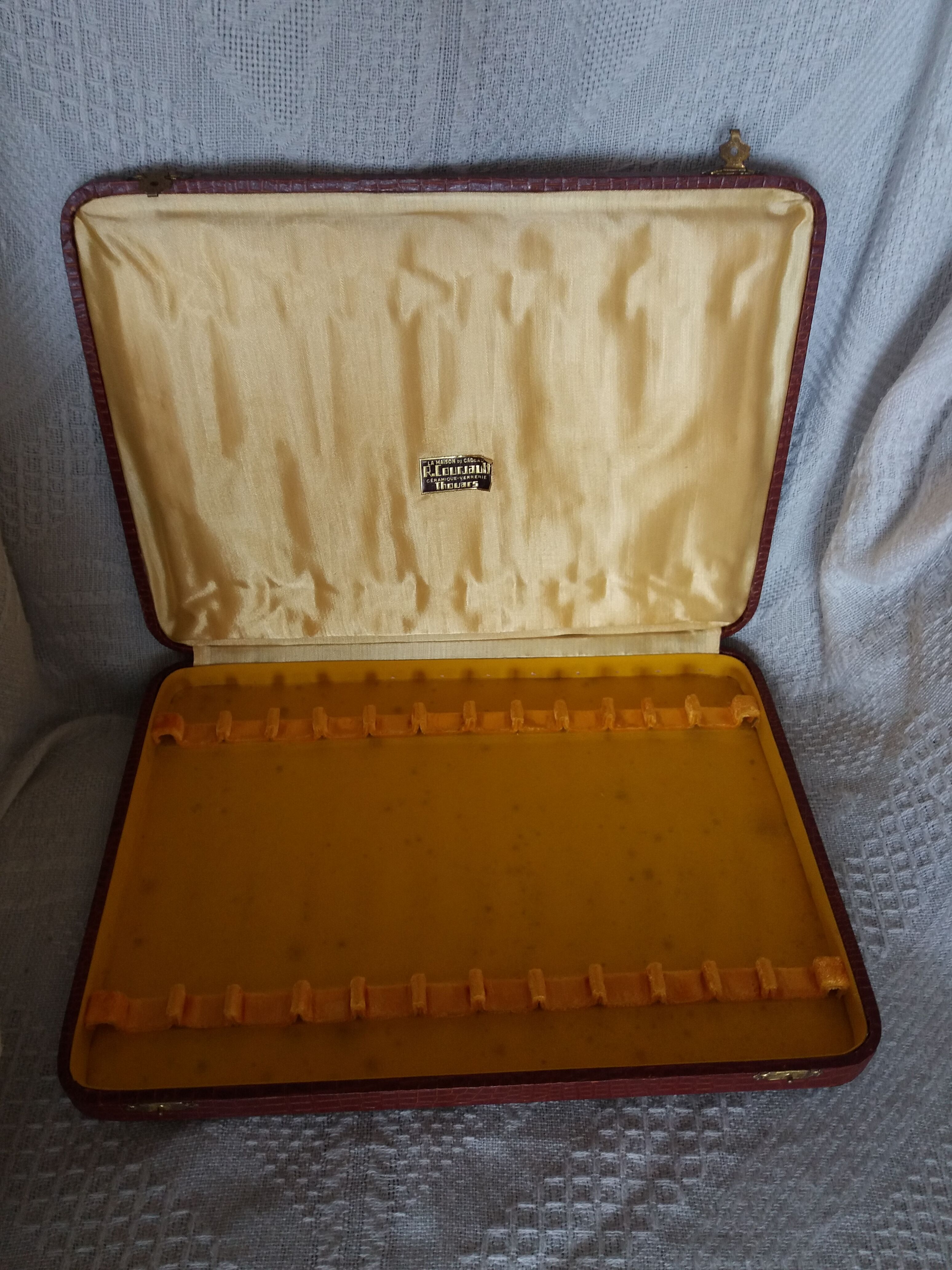 Knives in their snakeskin look box