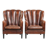 Ensemble de 2 fauteuils en peau de mouton avec passepoil noir et couleurs profondes.