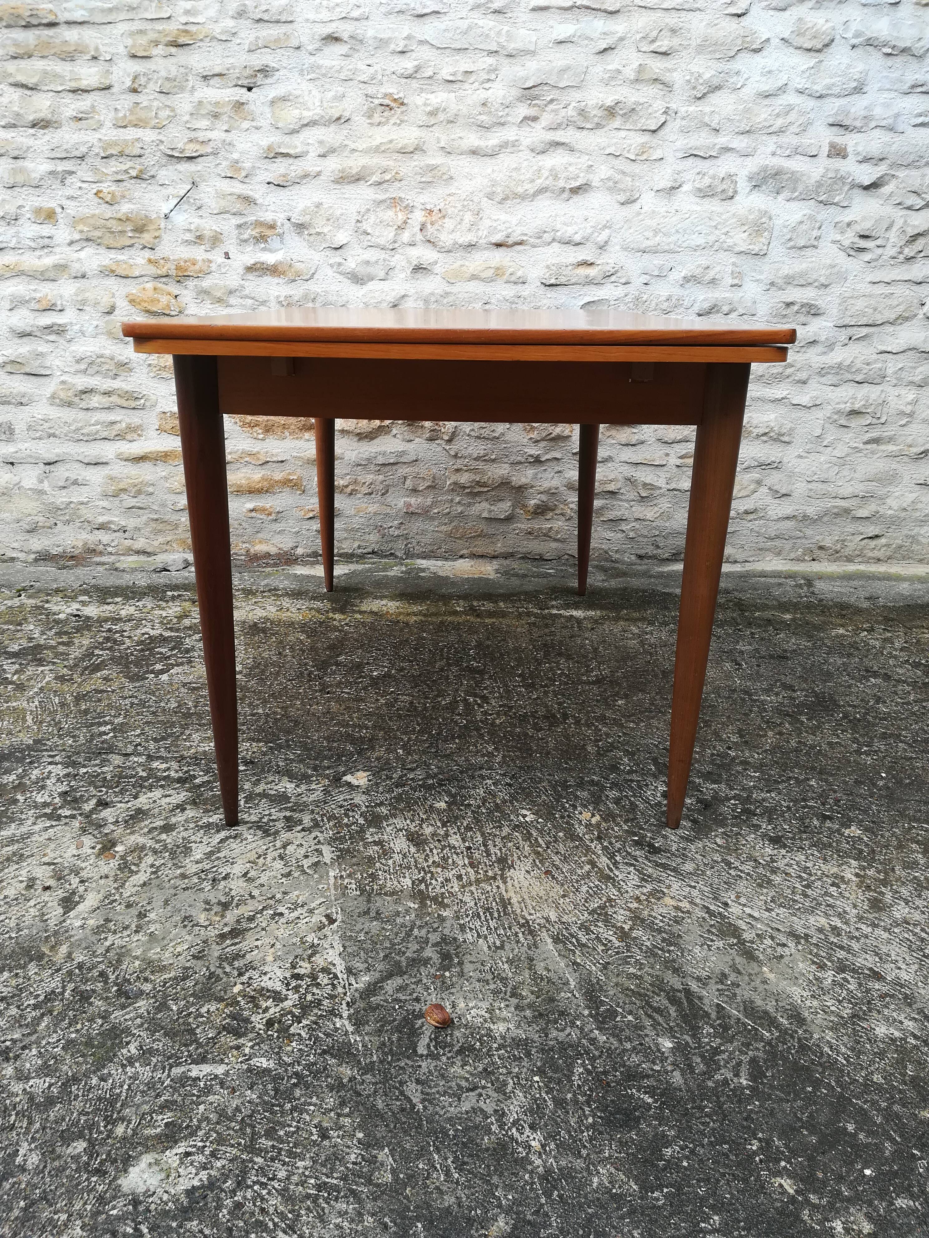 Scandinavian table with two extensions