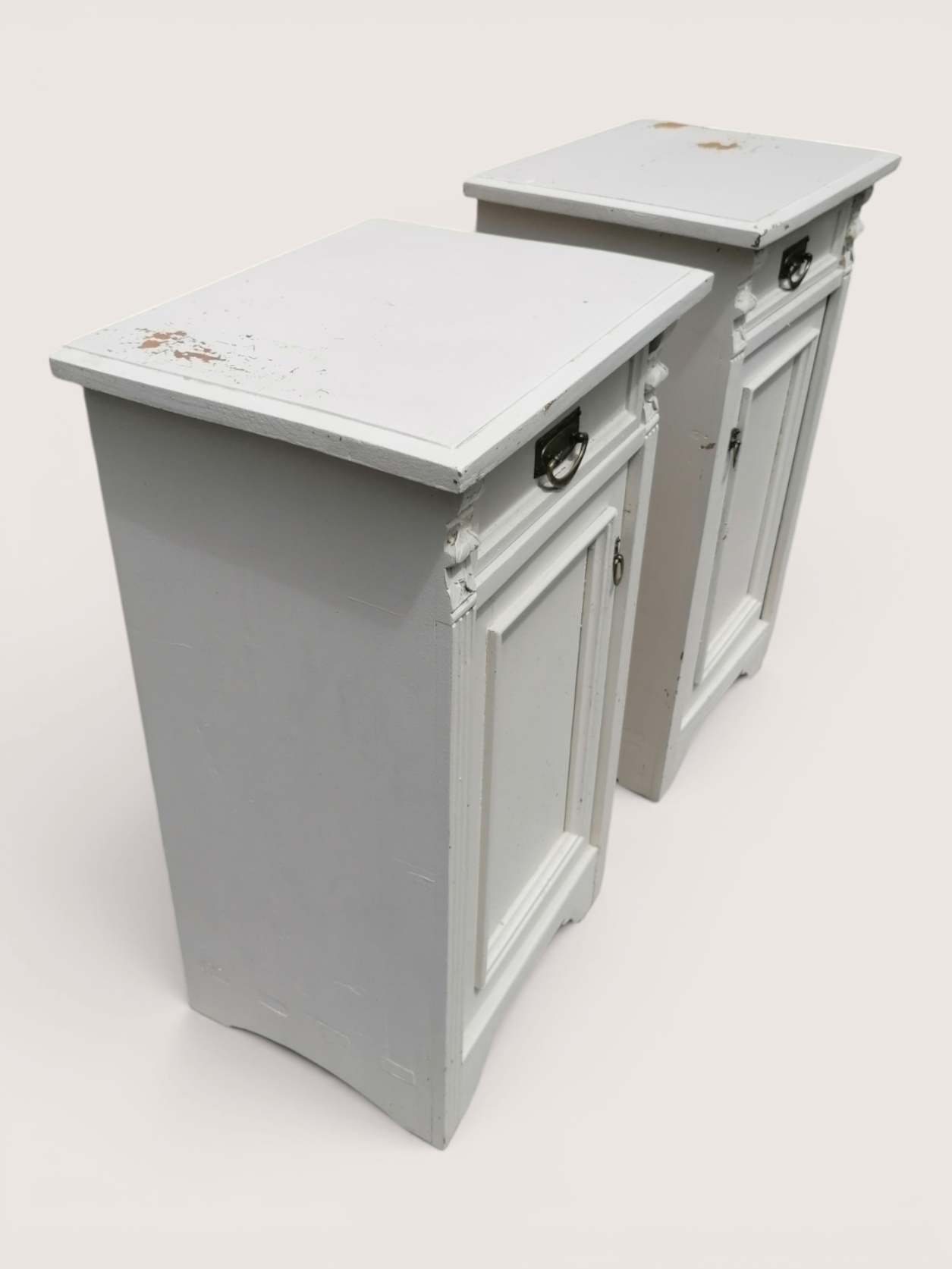 Paire de tables de chevet blanches en bois.