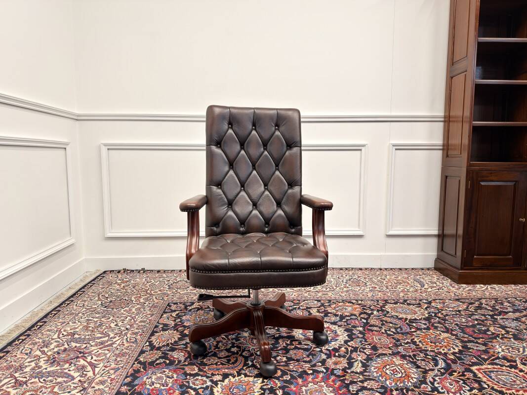 Chaise de bureau Chesterfield anglaise en cuir bordeaux