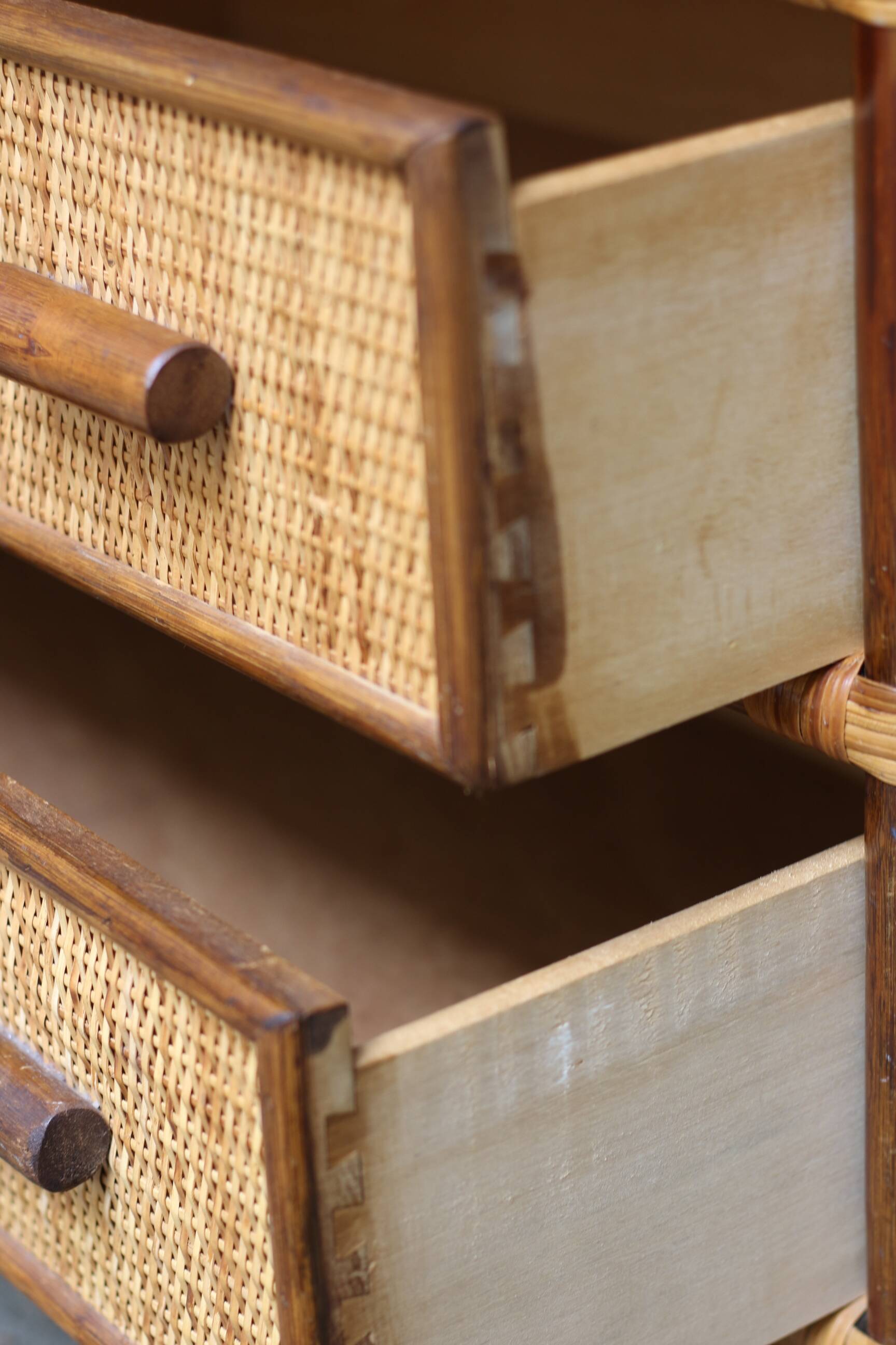 Charmante petite commode en rotin (années 70).