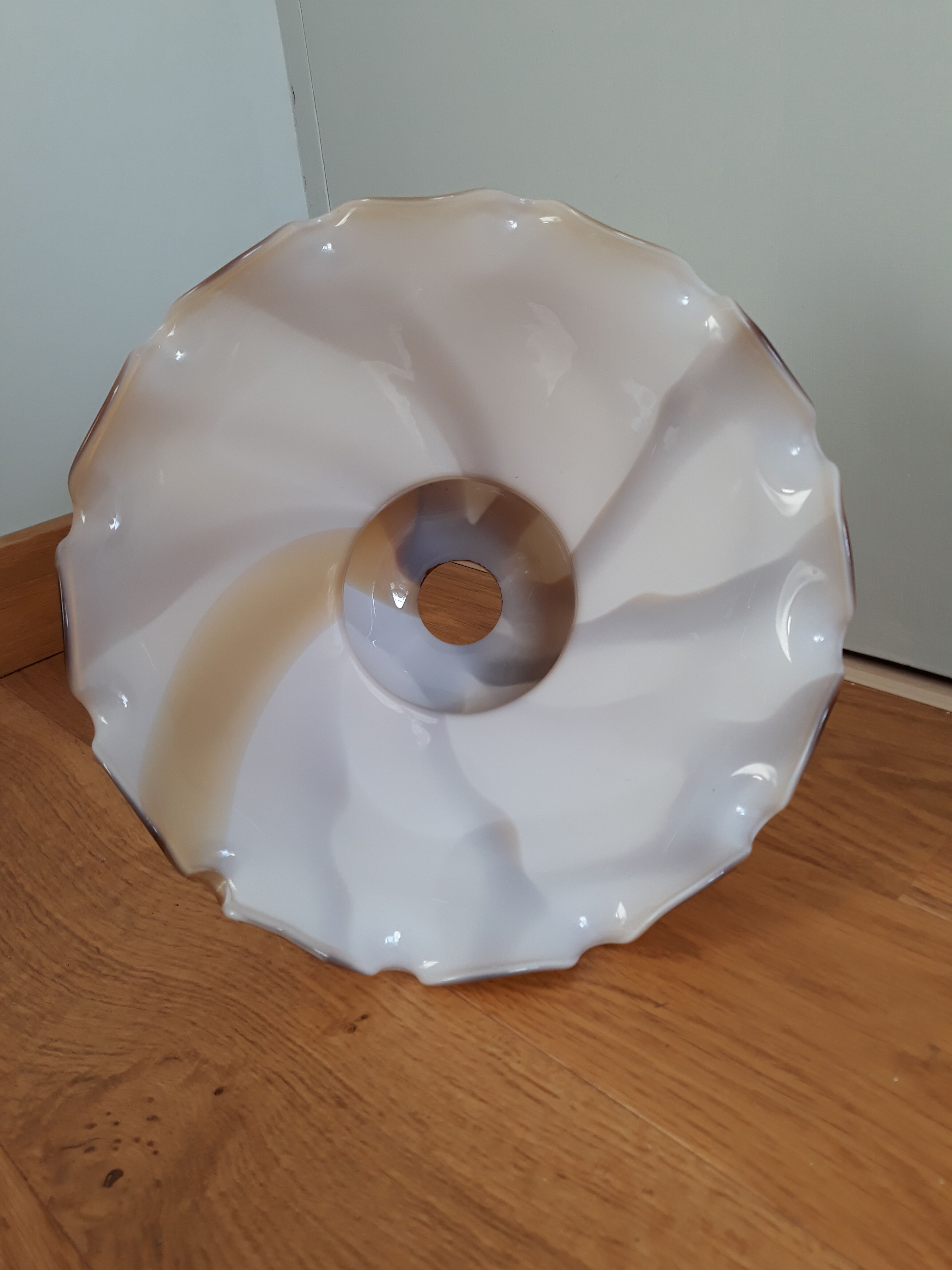 Tulip suspension in opaline caramel color