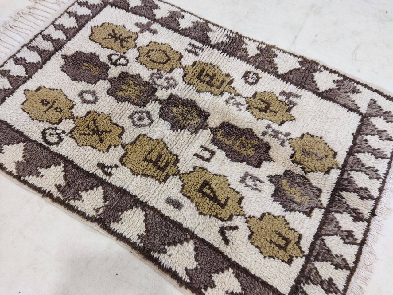 Handmade Moroccan Berber rug 134 x 90 cm