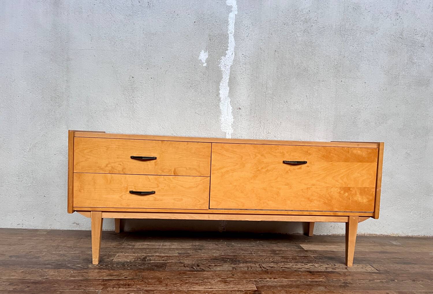 Vintage hi-fi TV cabinet with compass legs