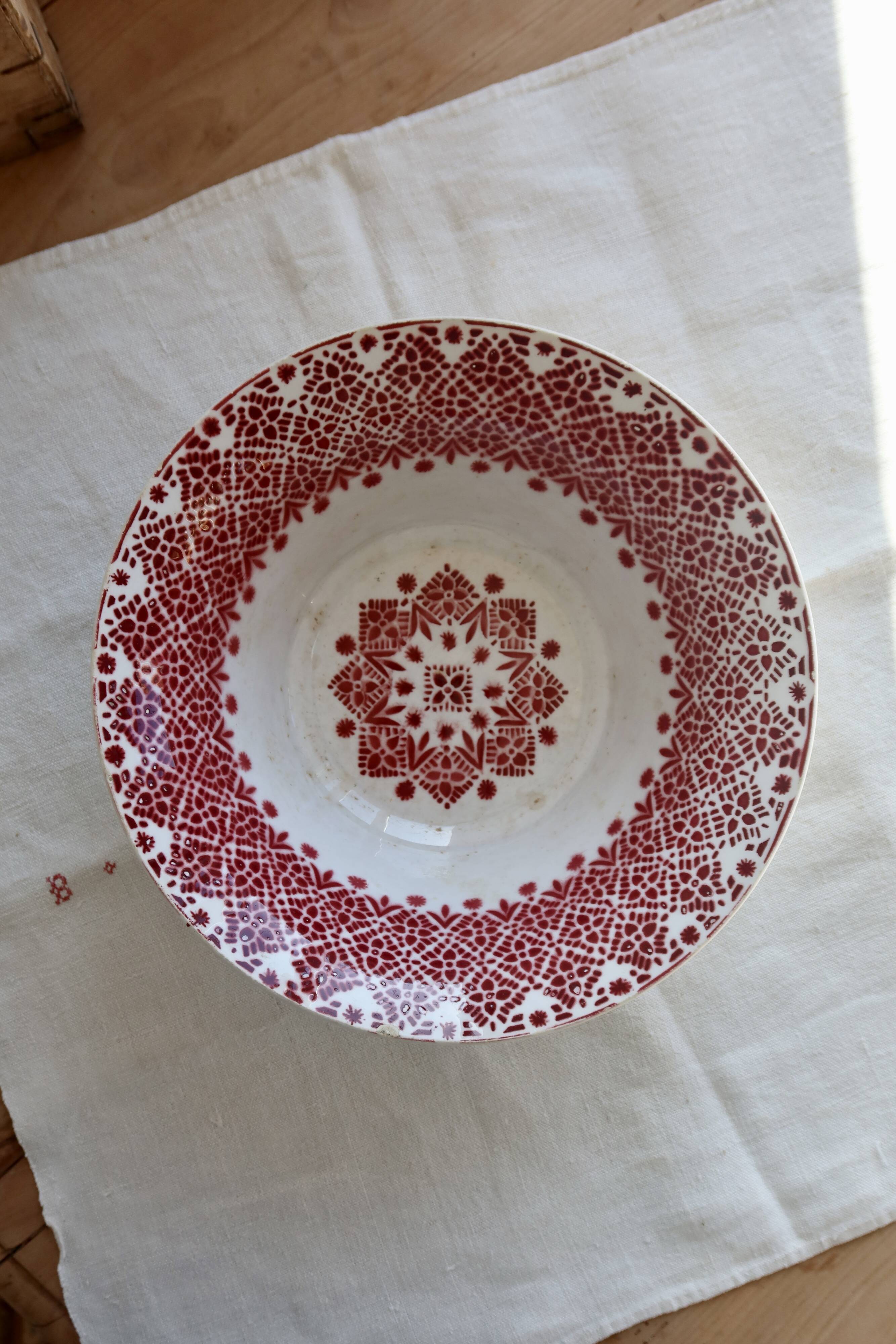 Antique Saint-Amand faience salad bowl model 2078 – Burgundy geometric pattern