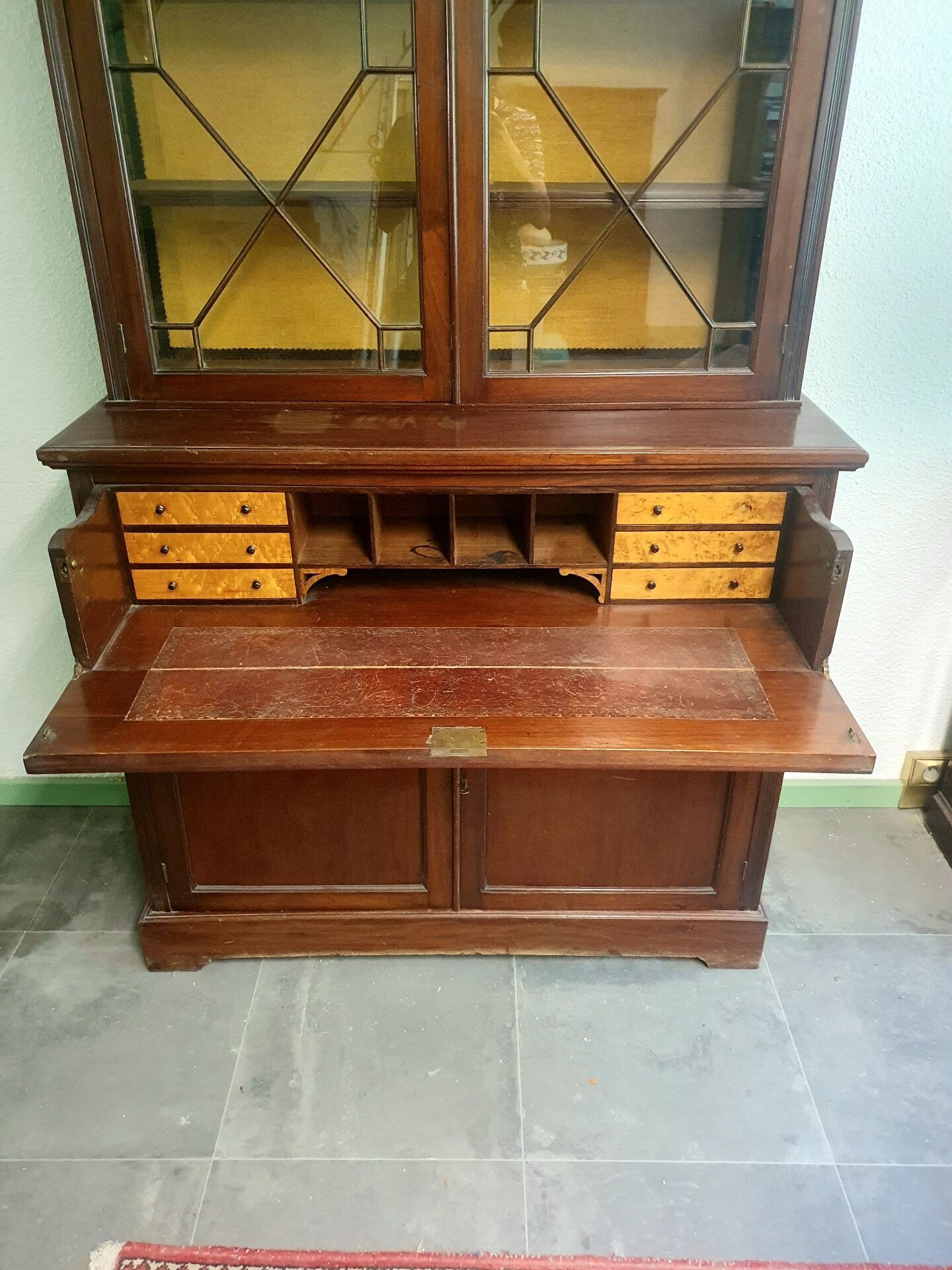 Elegant English mahogany secretary bookcase – Early 20th century