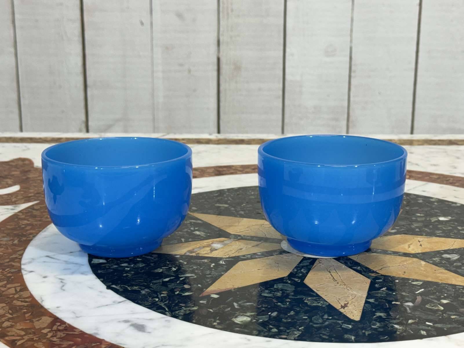 Paire de bols en opaline bleue 19ème