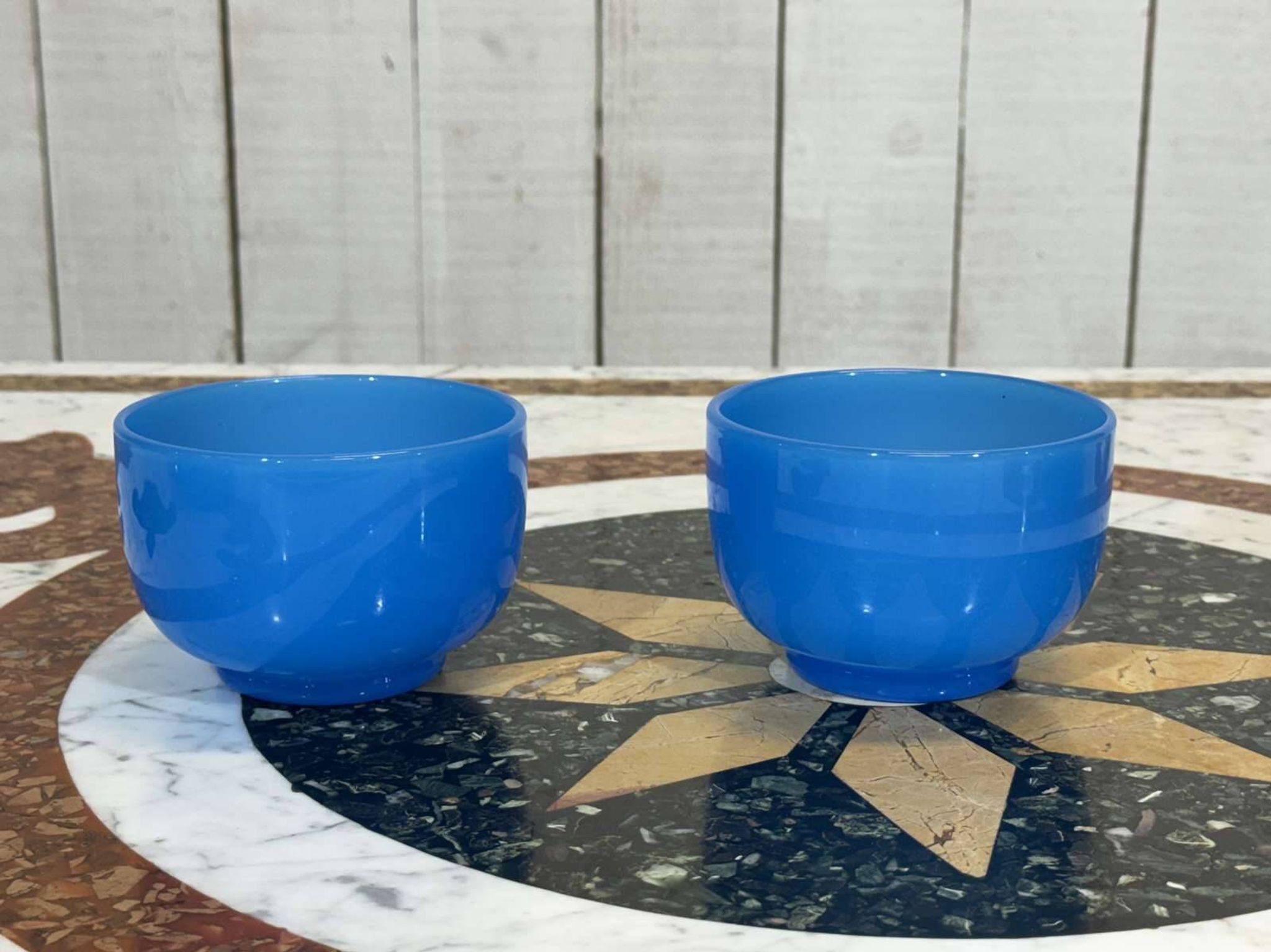 Paire de bols en opaline bleue 19ème