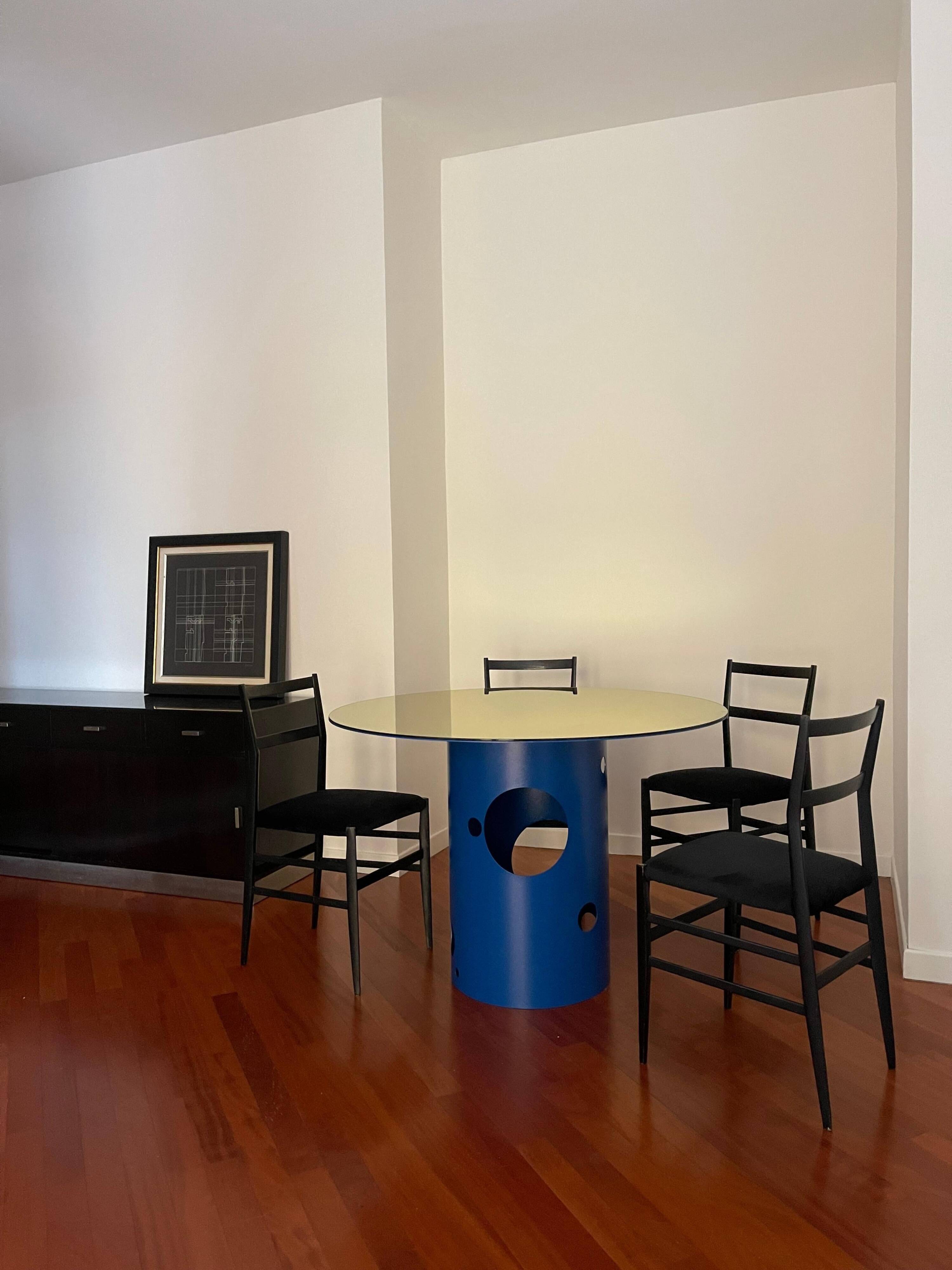 Silös Round Dining Table in Electric Blue Metal