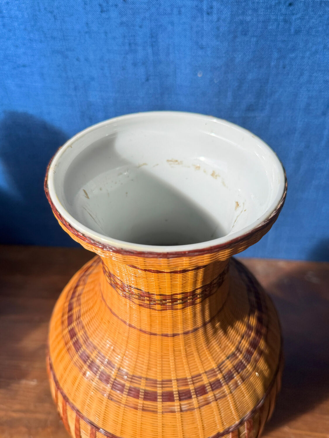 Grand vase vintage en porcelaine, rotin et bambou tressé