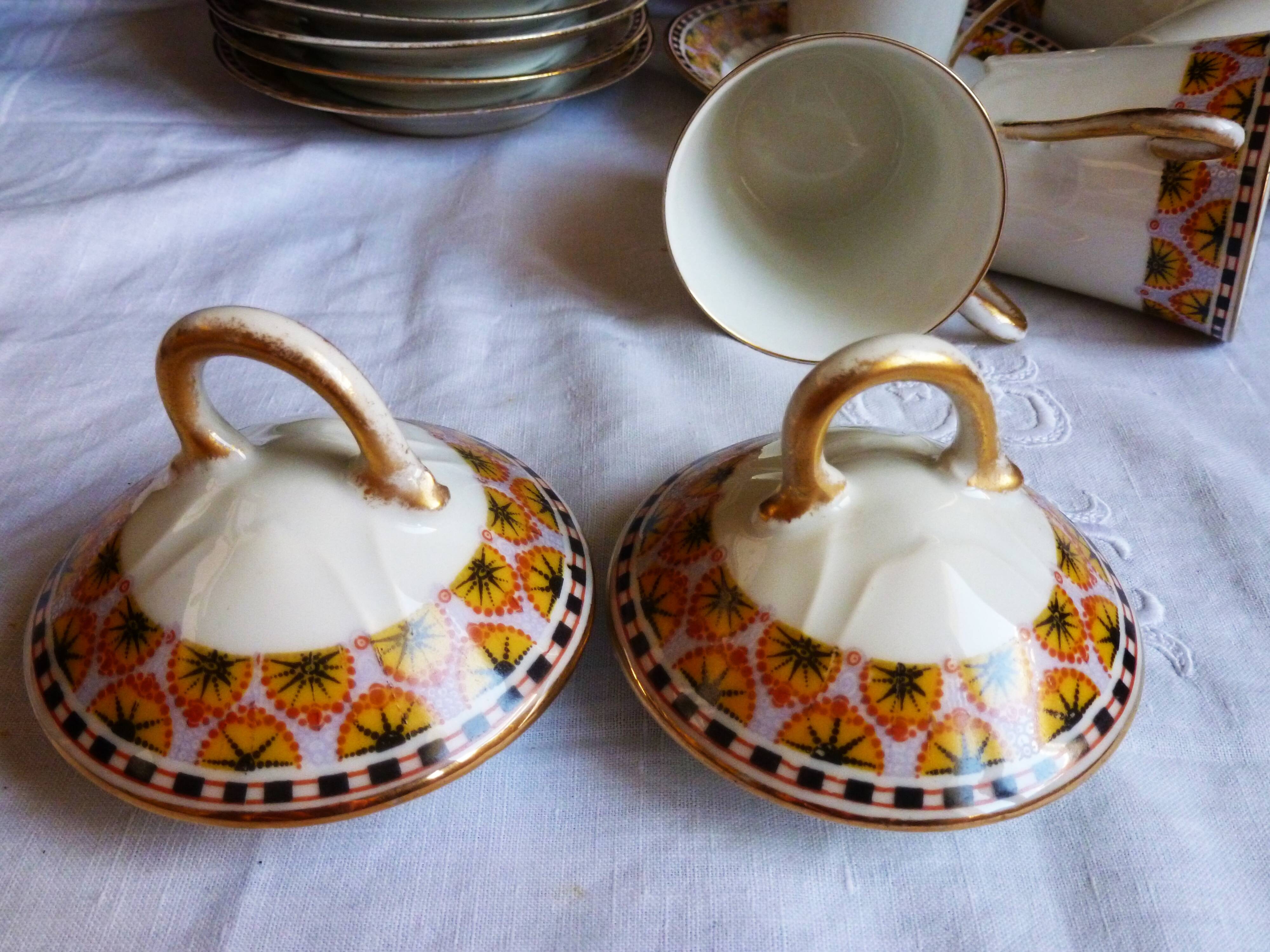 Art Deco coffee service in Limoges porcelain, 23 pieces.
