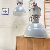 Paire de lampes industrielles.
