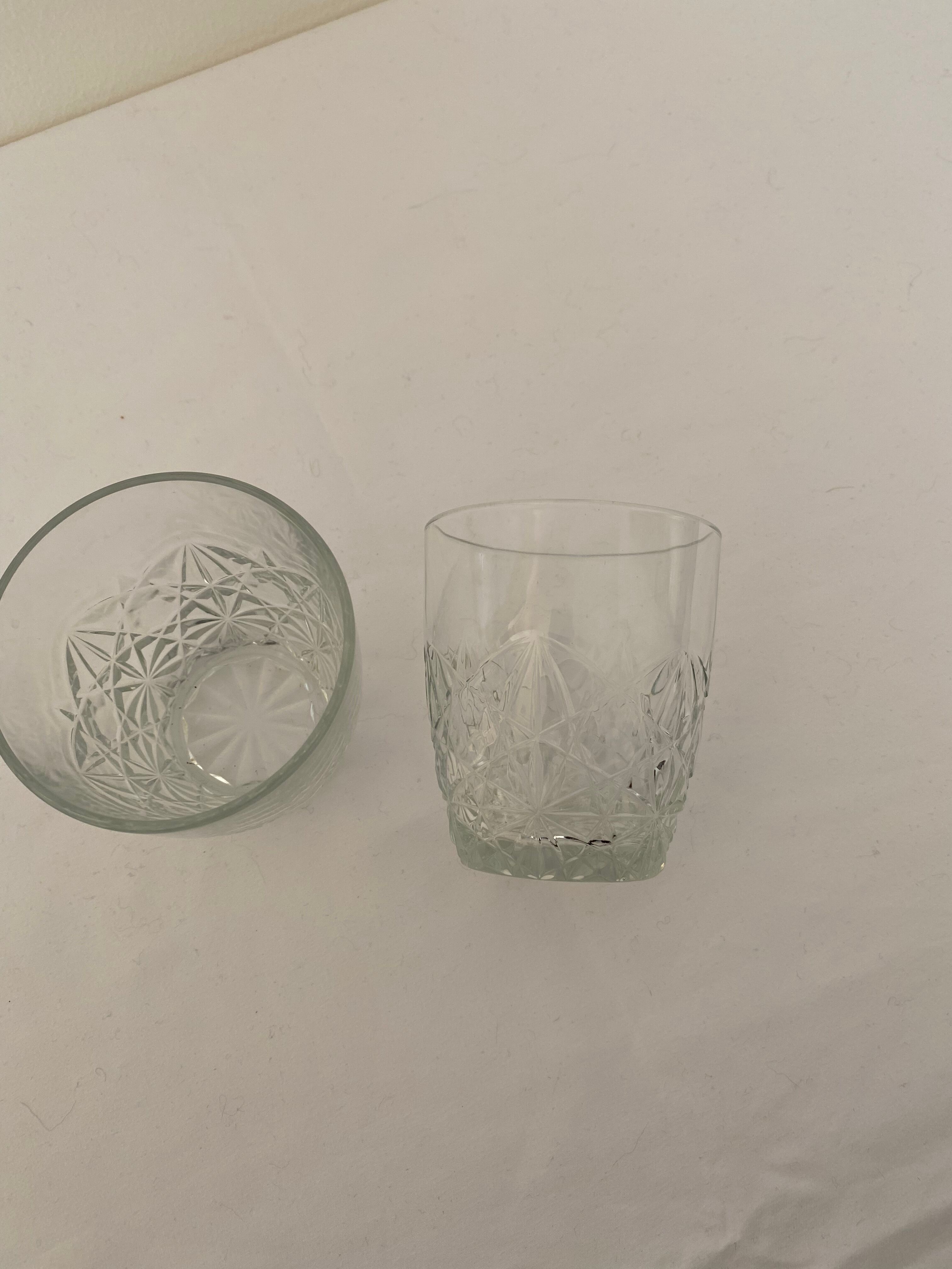 Set of 2 glasses with chissed water
