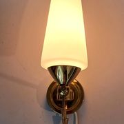 Applique en laiton doré et opaline blanche 1960