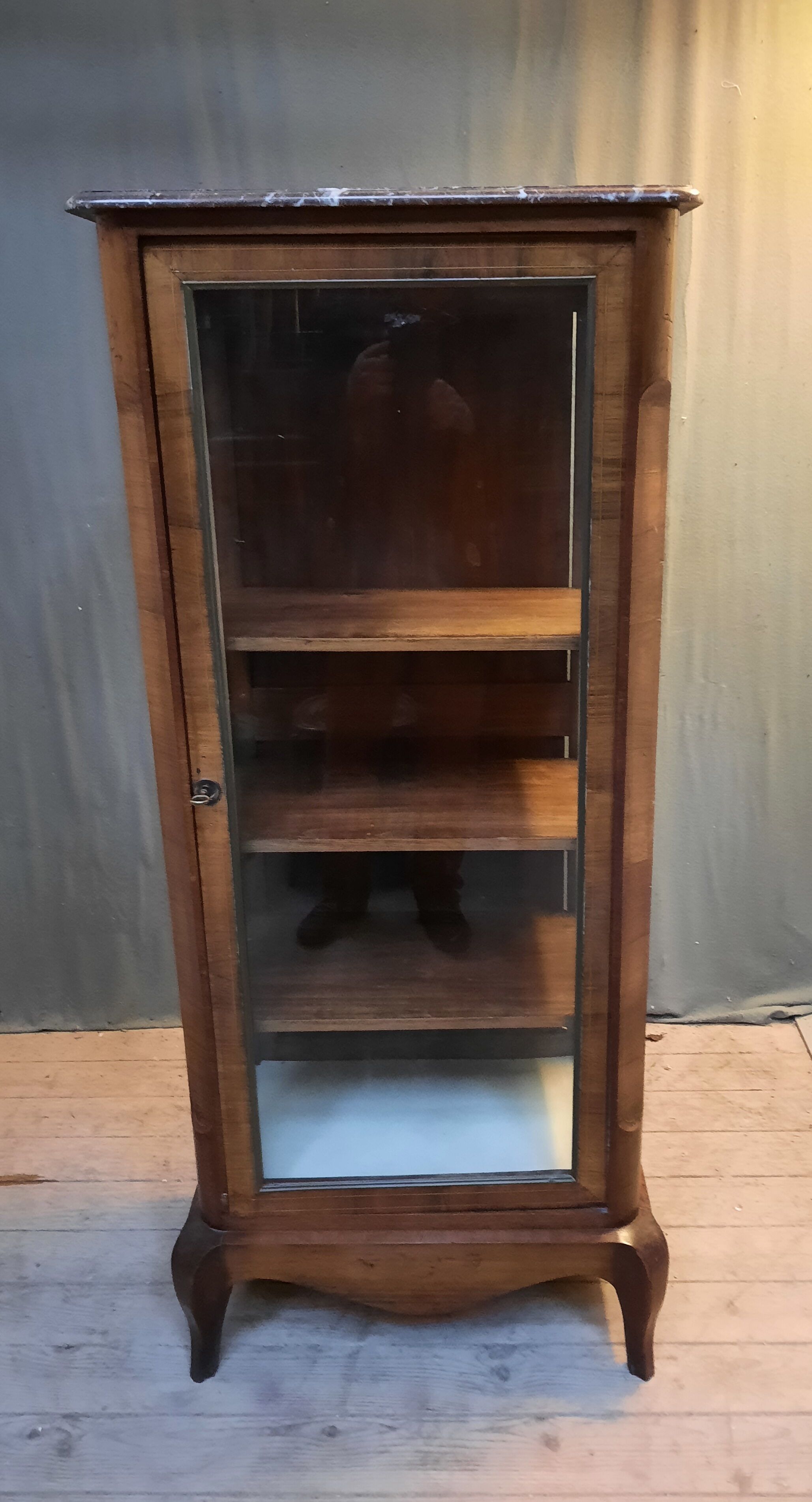 Vitrine en plaquage style Louis XV