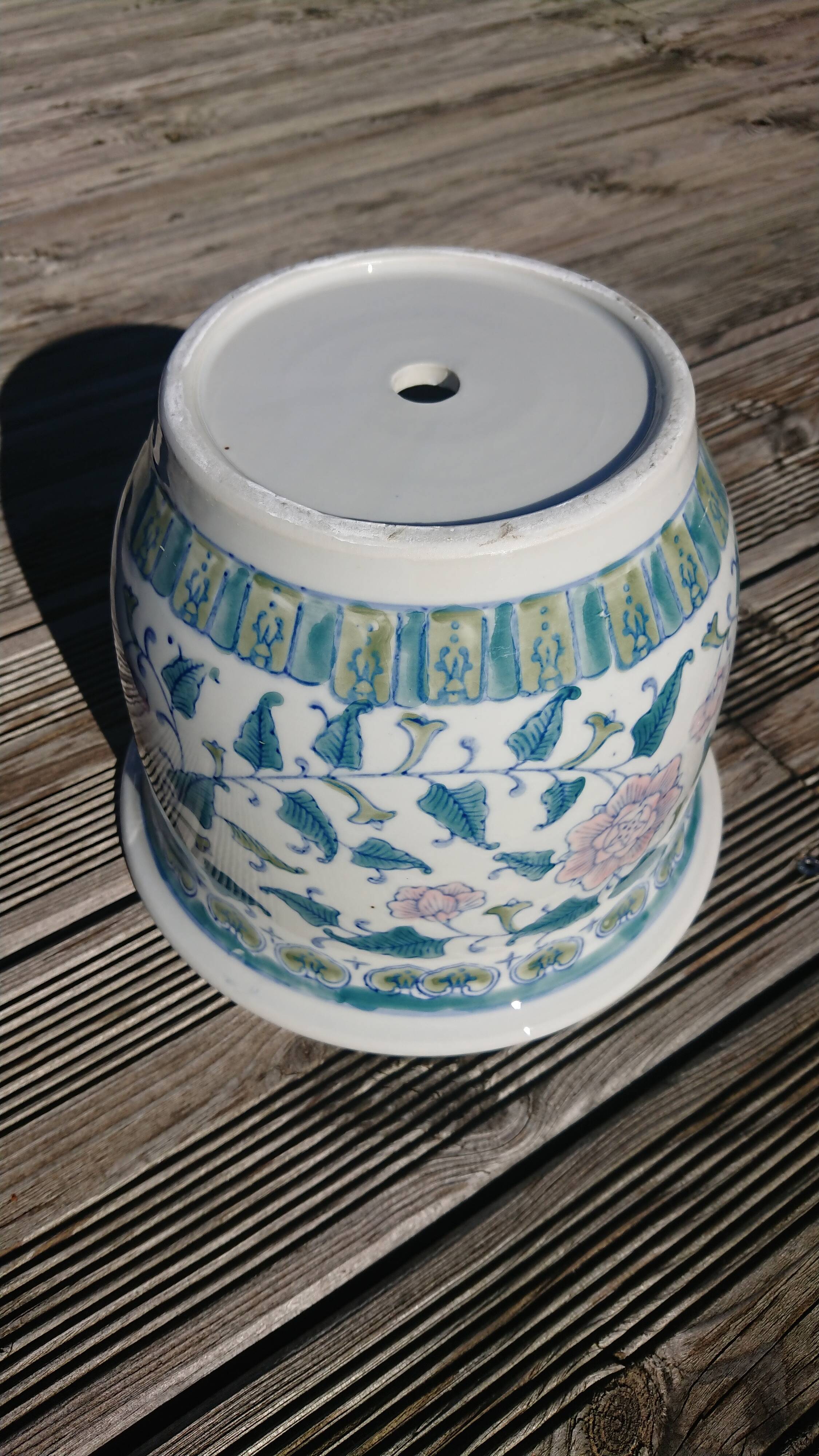 Hand-painted pot-decorated cache
