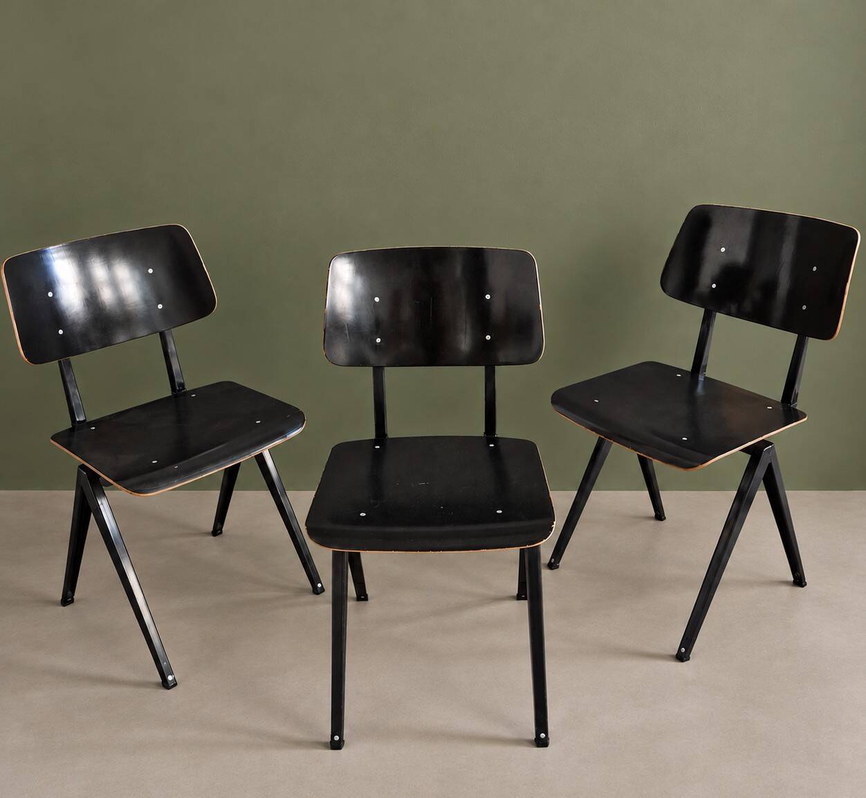 3 chaises Galvanitas S16 Black