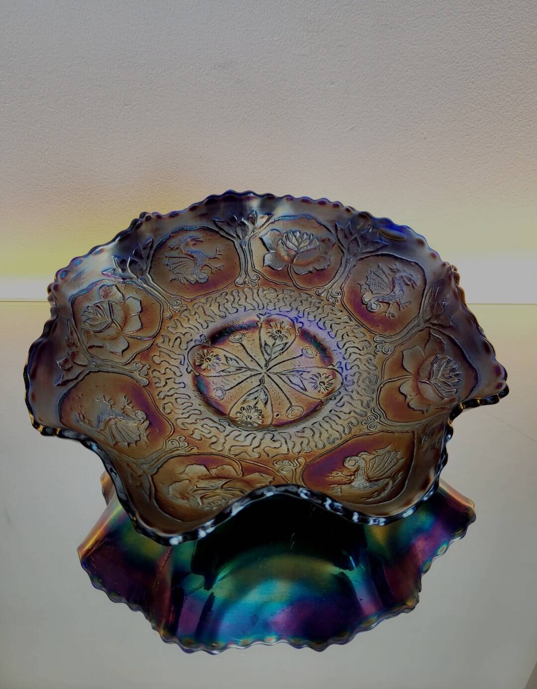 Prachtige schaal in iriserend glas met decor van dragon en lotus fenton