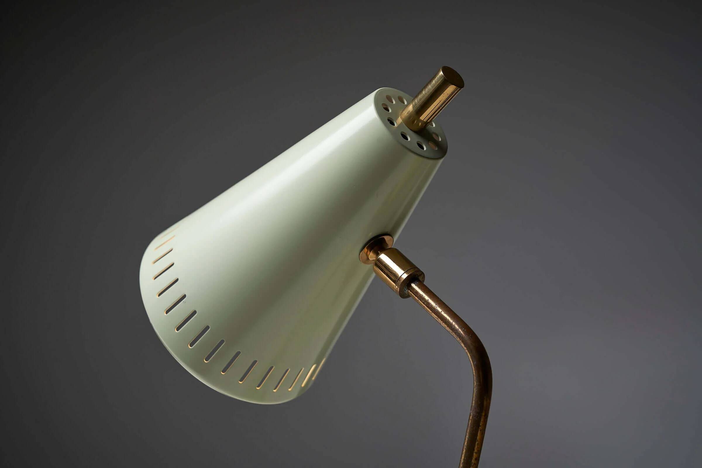 Adjustable table lamp in patinated brass and green metal