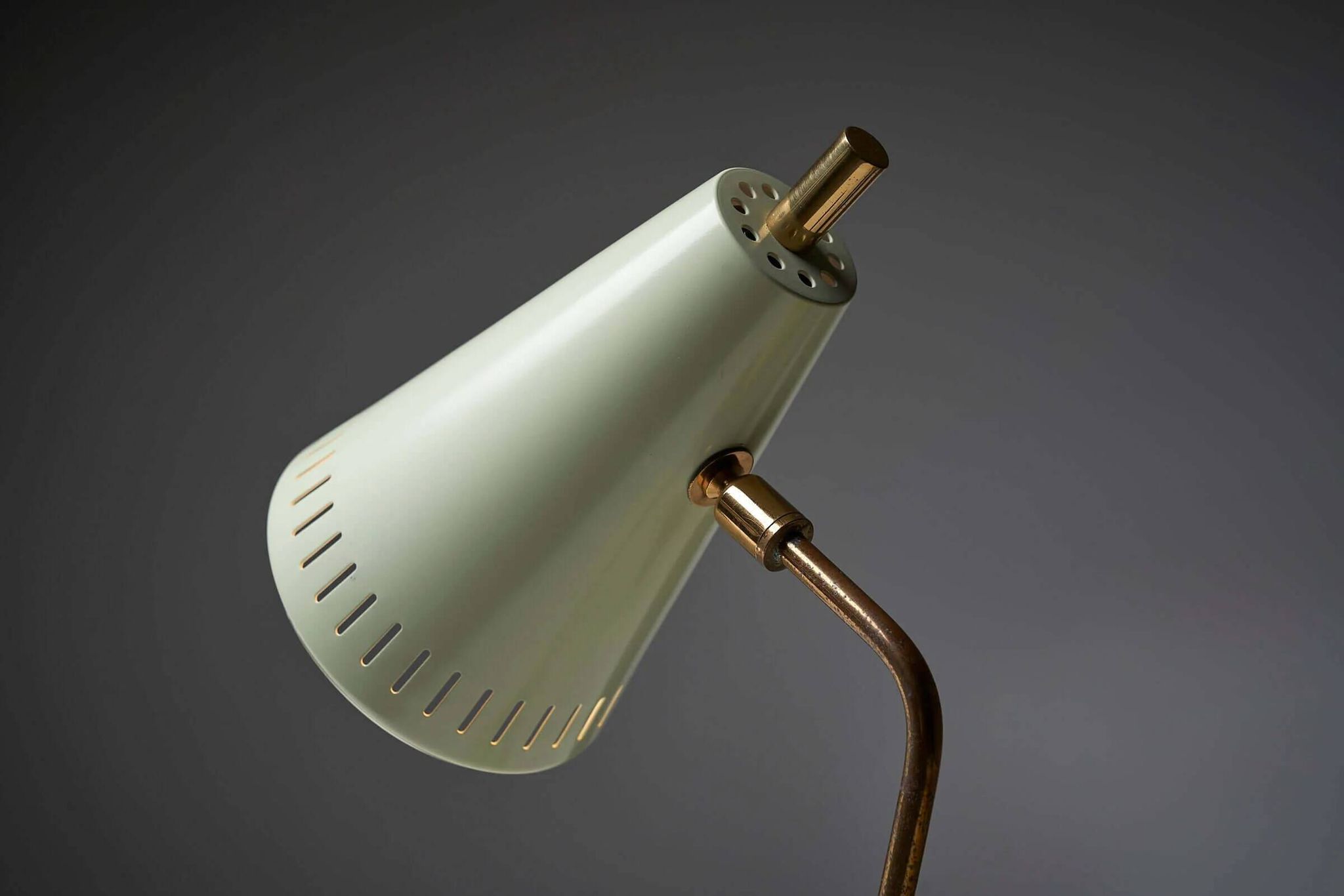 Adjustable table lamp in patinated brass and green metal