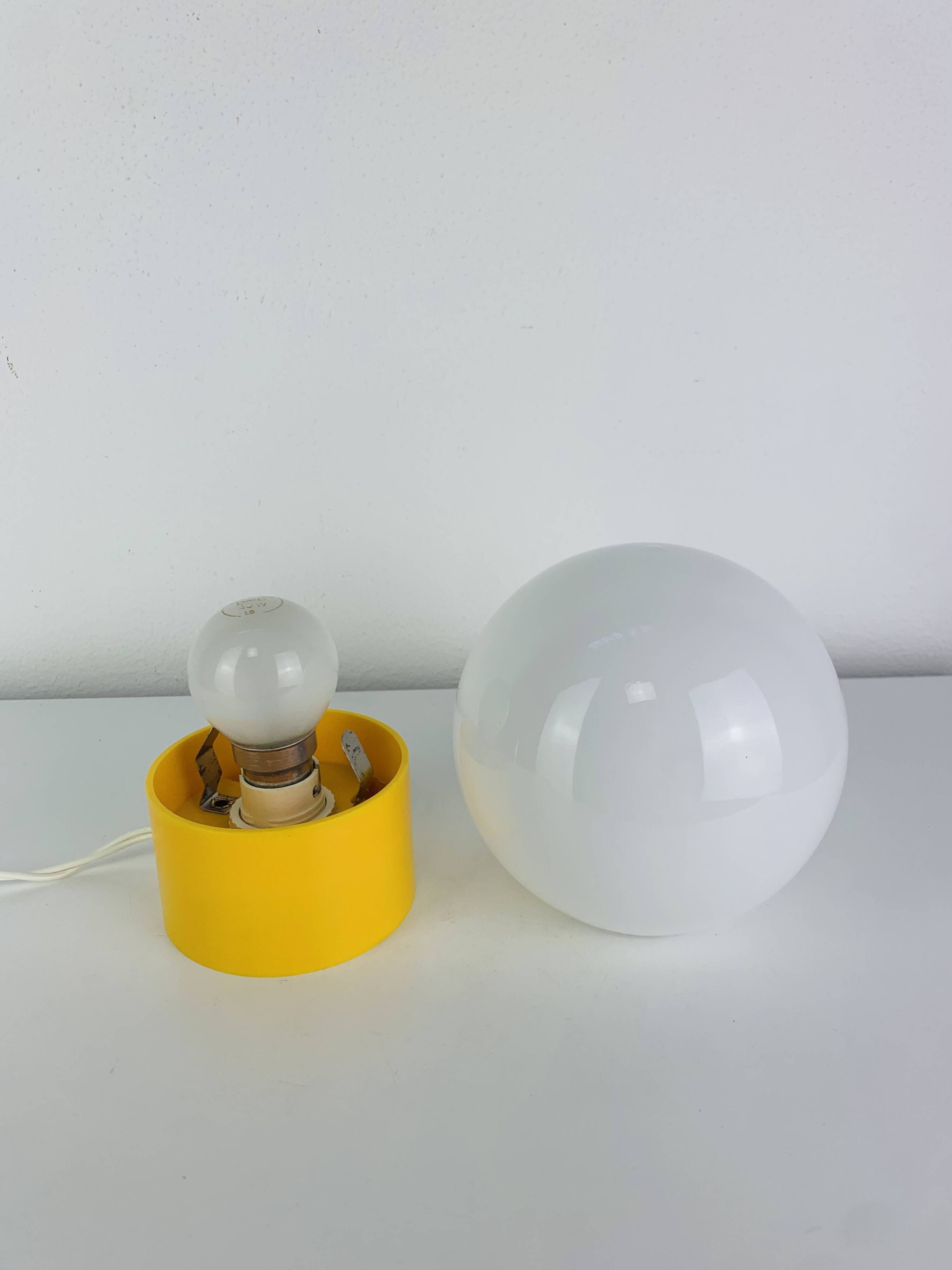 Space Age ball lamp, opaline with a yellow base, 1960s.