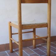 4 chaises en pin massif, assises paillées, dossier chantourné