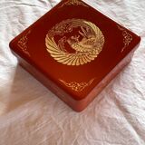 Boite carrée en laque rouge au décor exceptionnel de phénix et rehaussé d'or - 19e siècle, Japon