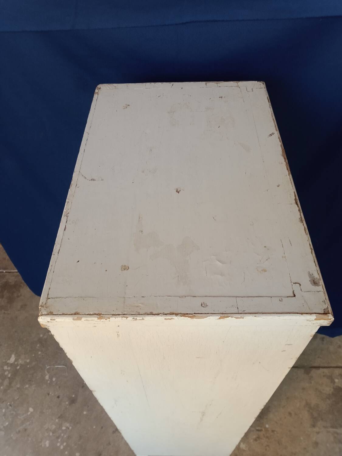 Parisian type storage unit with one door